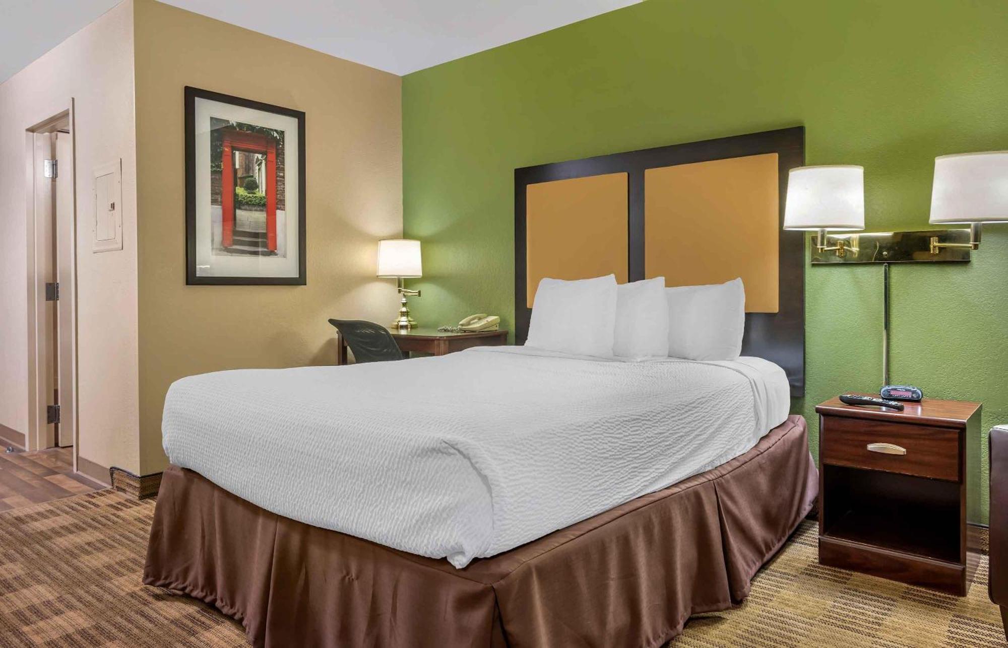 Queen studio 1 Queen Bed Disability Access or Non-Smoking