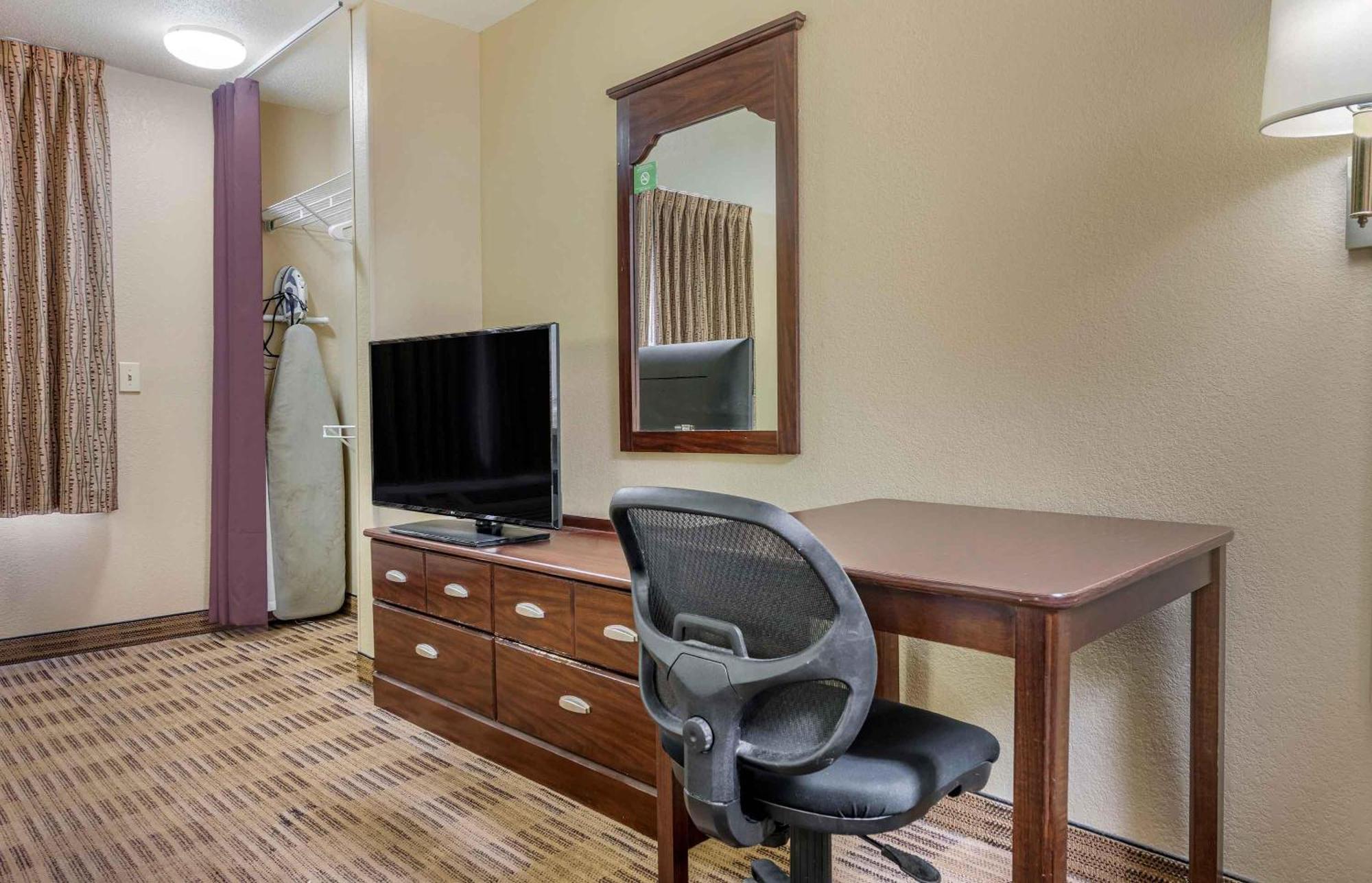 Queen studio 1 Queen Bed Disability Access or Non-Smoking