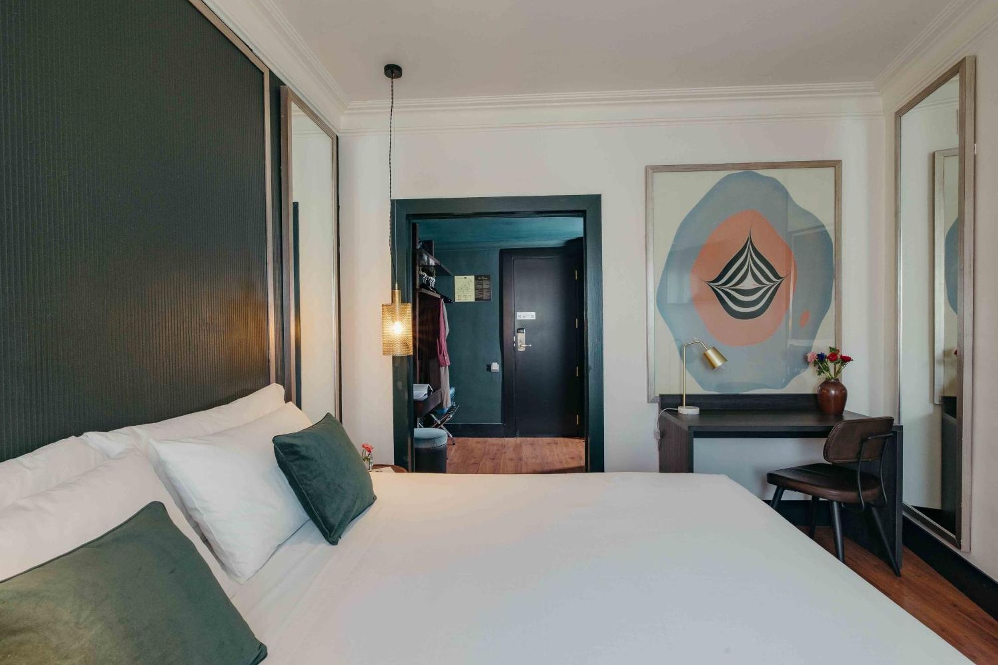 Deluxe Double Room Shower