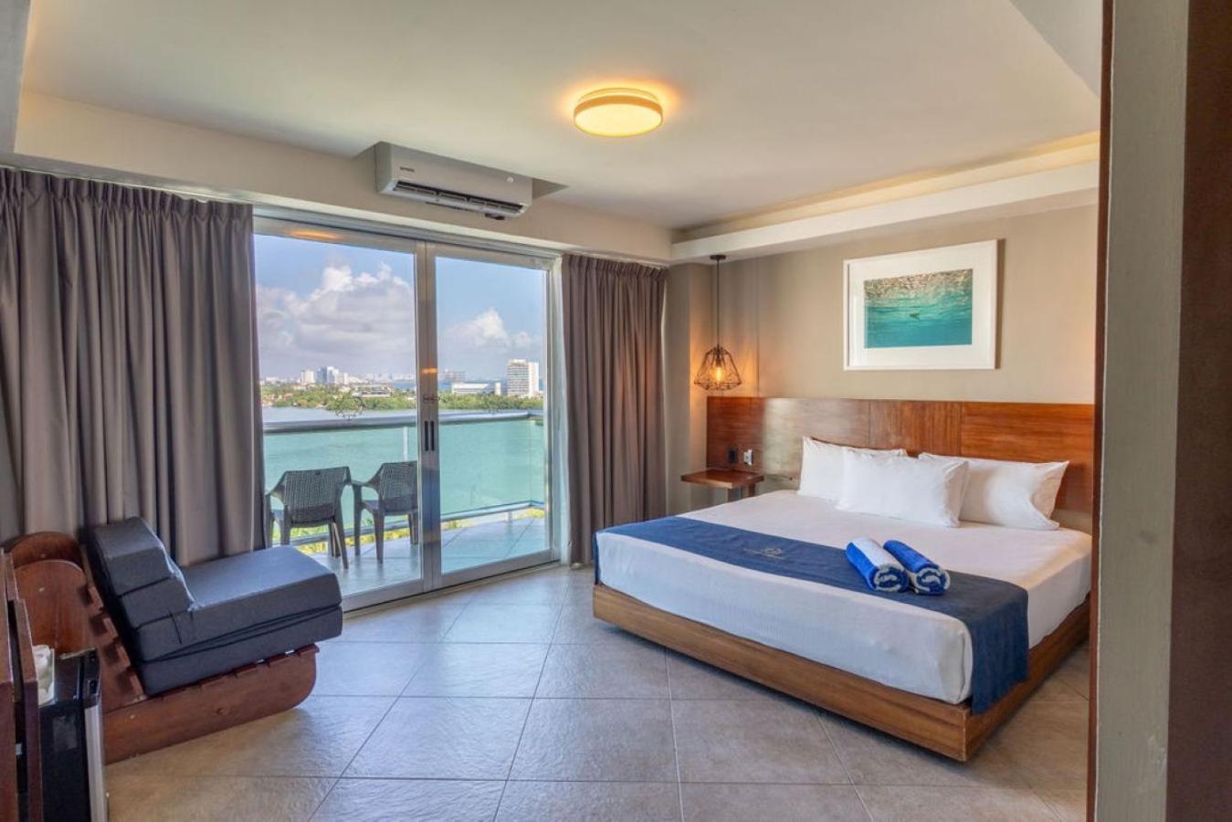 Standard Room Lagoon View 1 King Bed