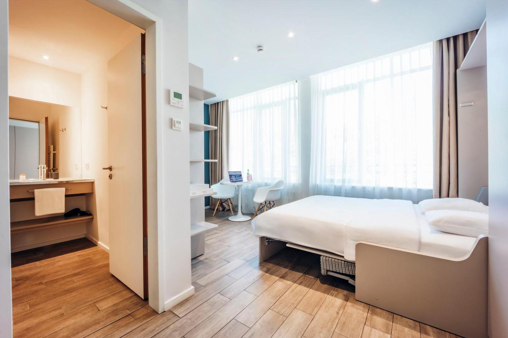 Apartment M King bed