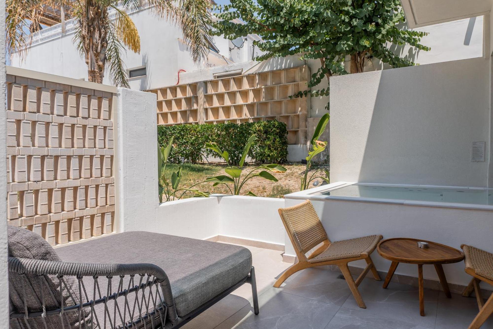 Superior Double Room Outdoor Jacuzzi