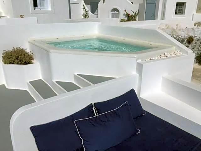 Superior Double Outdoor Plunge Pool Caldera View