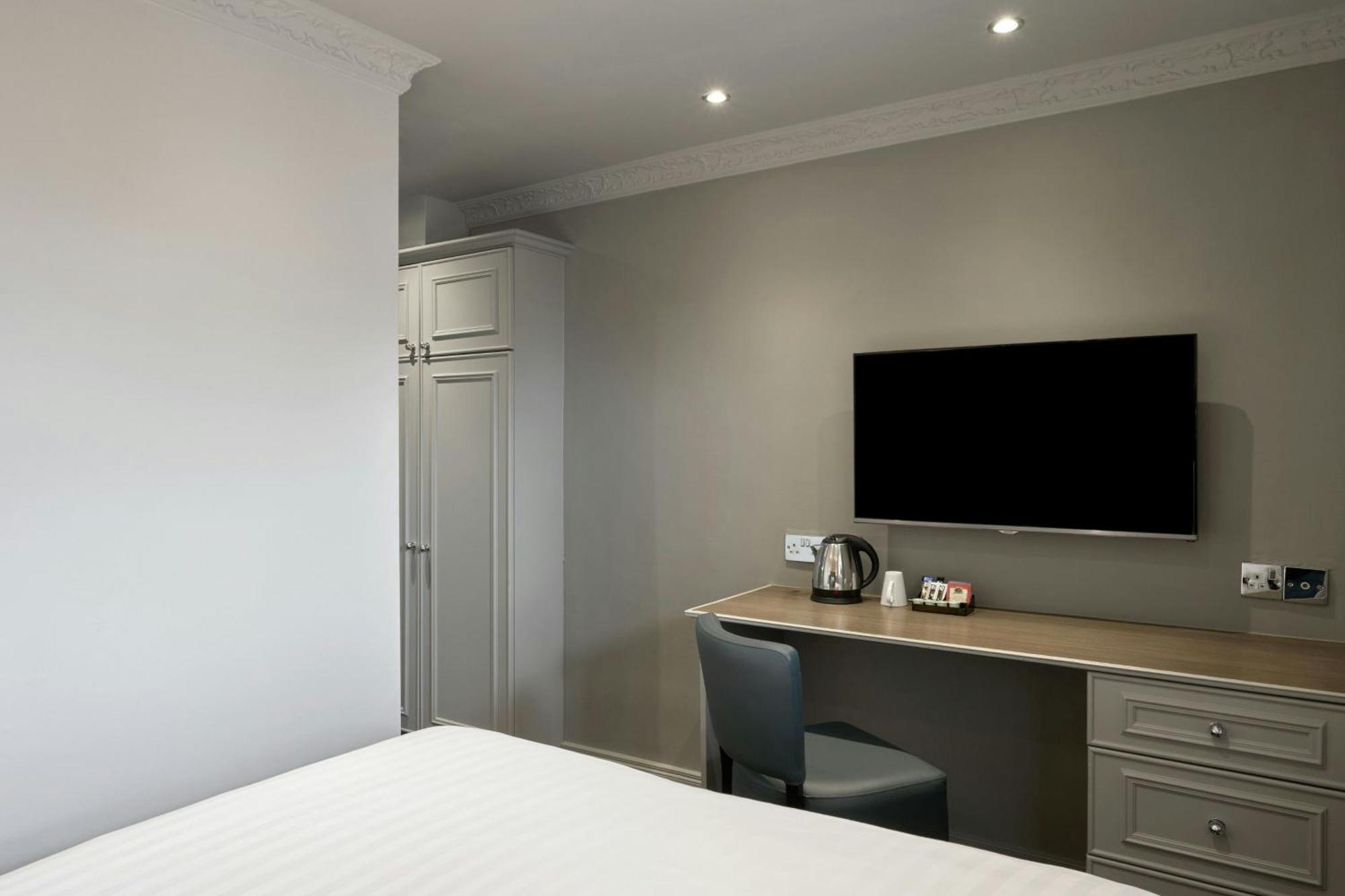 Compact Solo Small Room One Double Bed