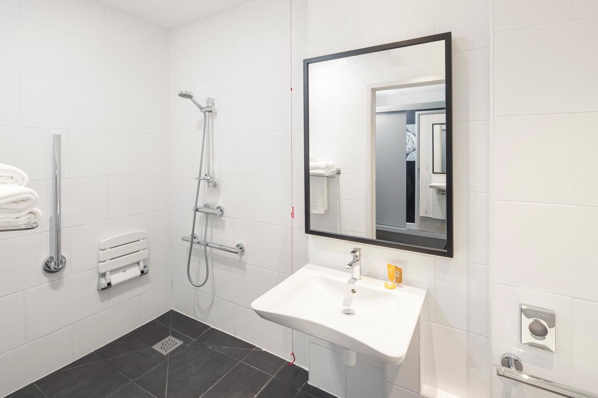 Standard Twin Room Disability Access
