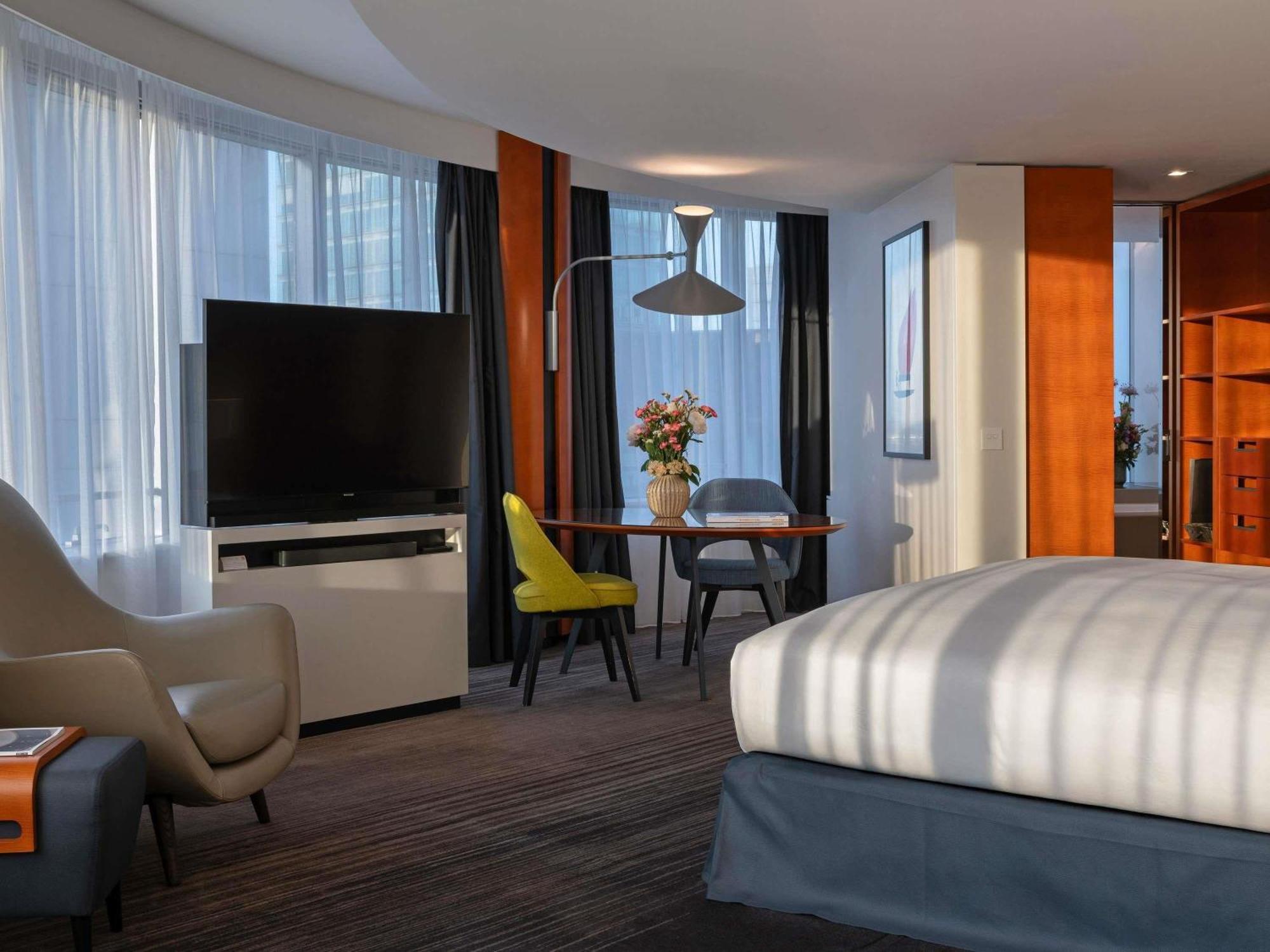 Junior Suite King Bed Working Space