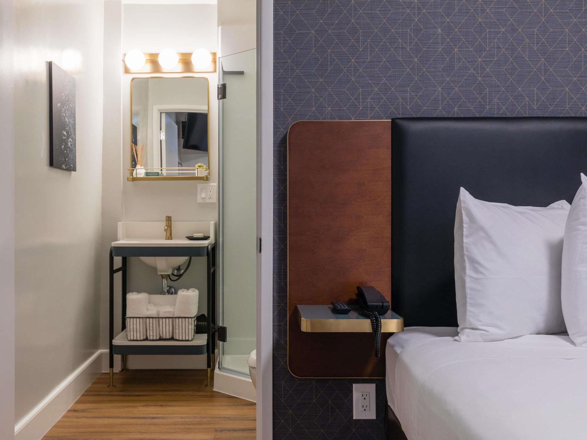 Deluxe Room a Queen Bed