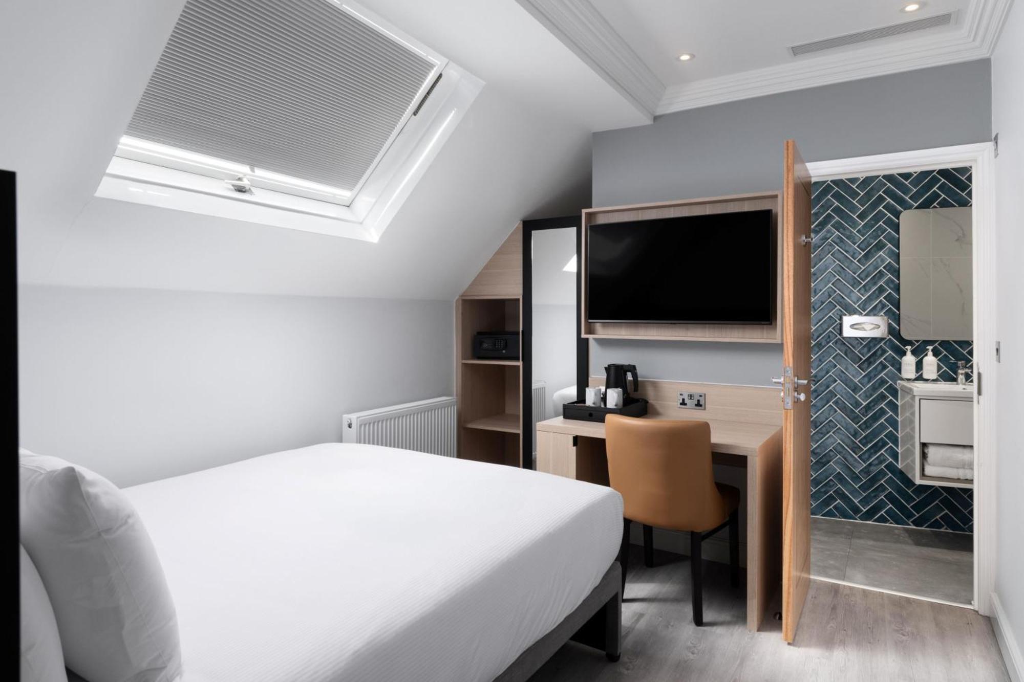 Queen Compact Room