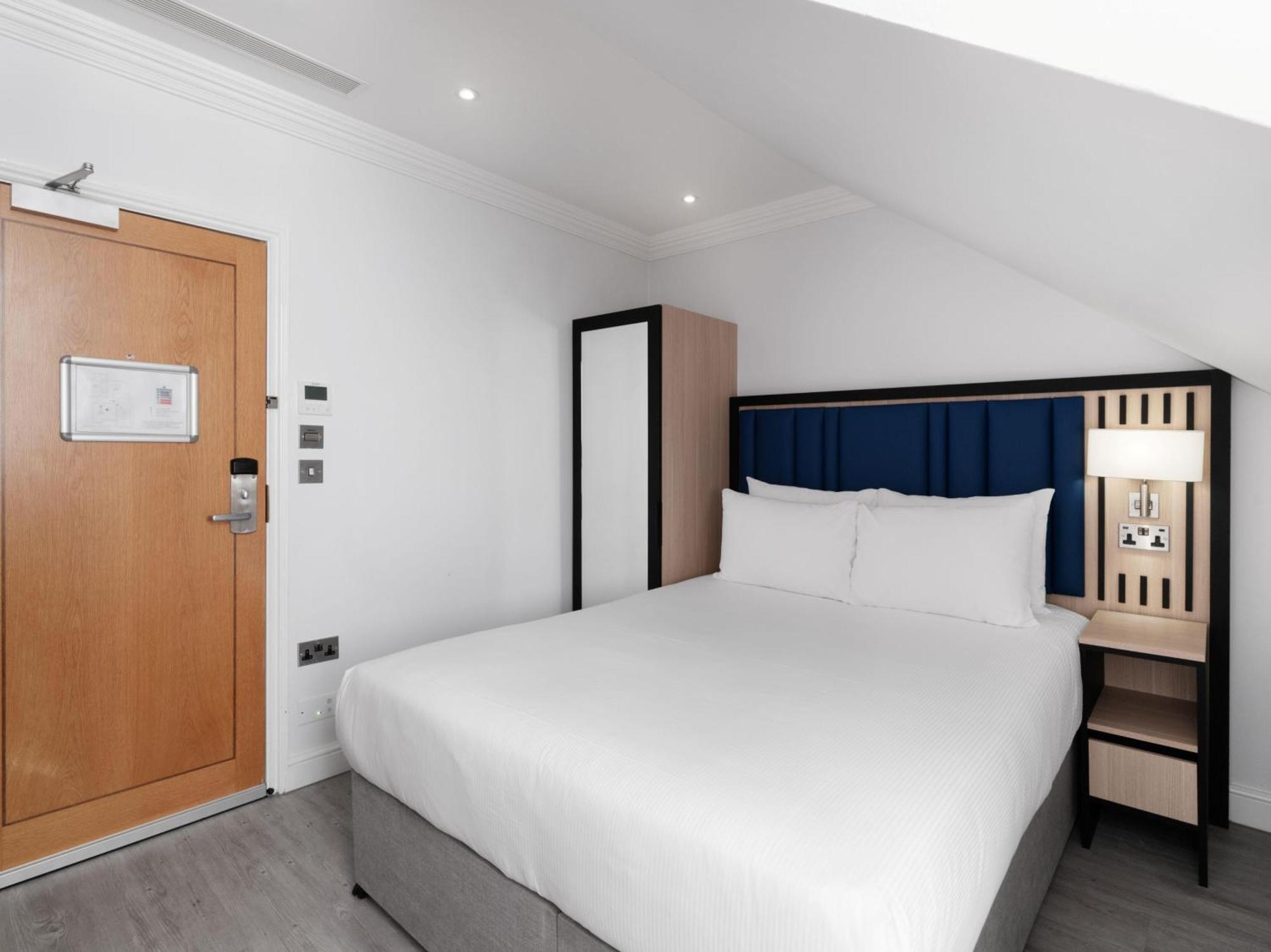 Compact Queen Room No Window