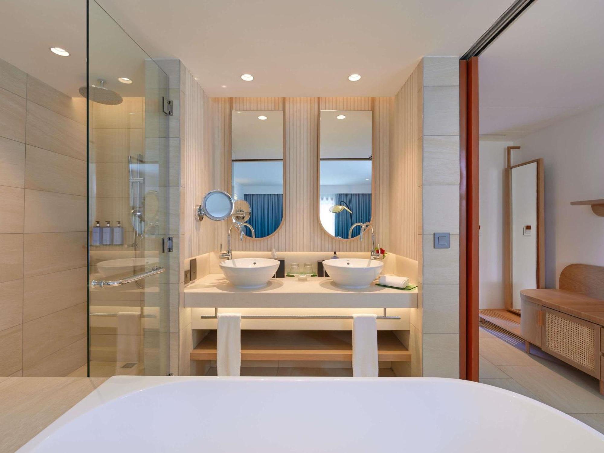 LUXURY ROOM King Bed sea facing balcony or terrace