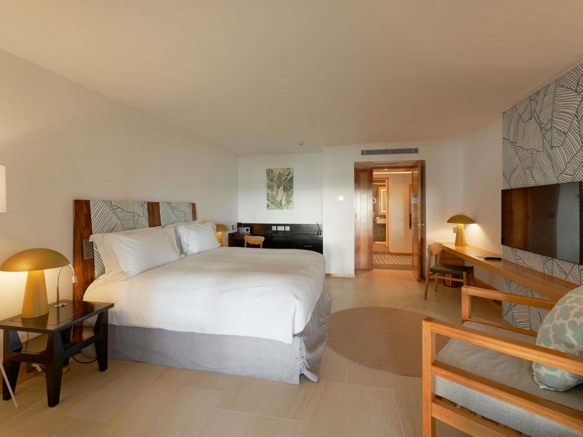 IMPERIAL SUITE 1 King Size Bed ocean view direct beach access balcony