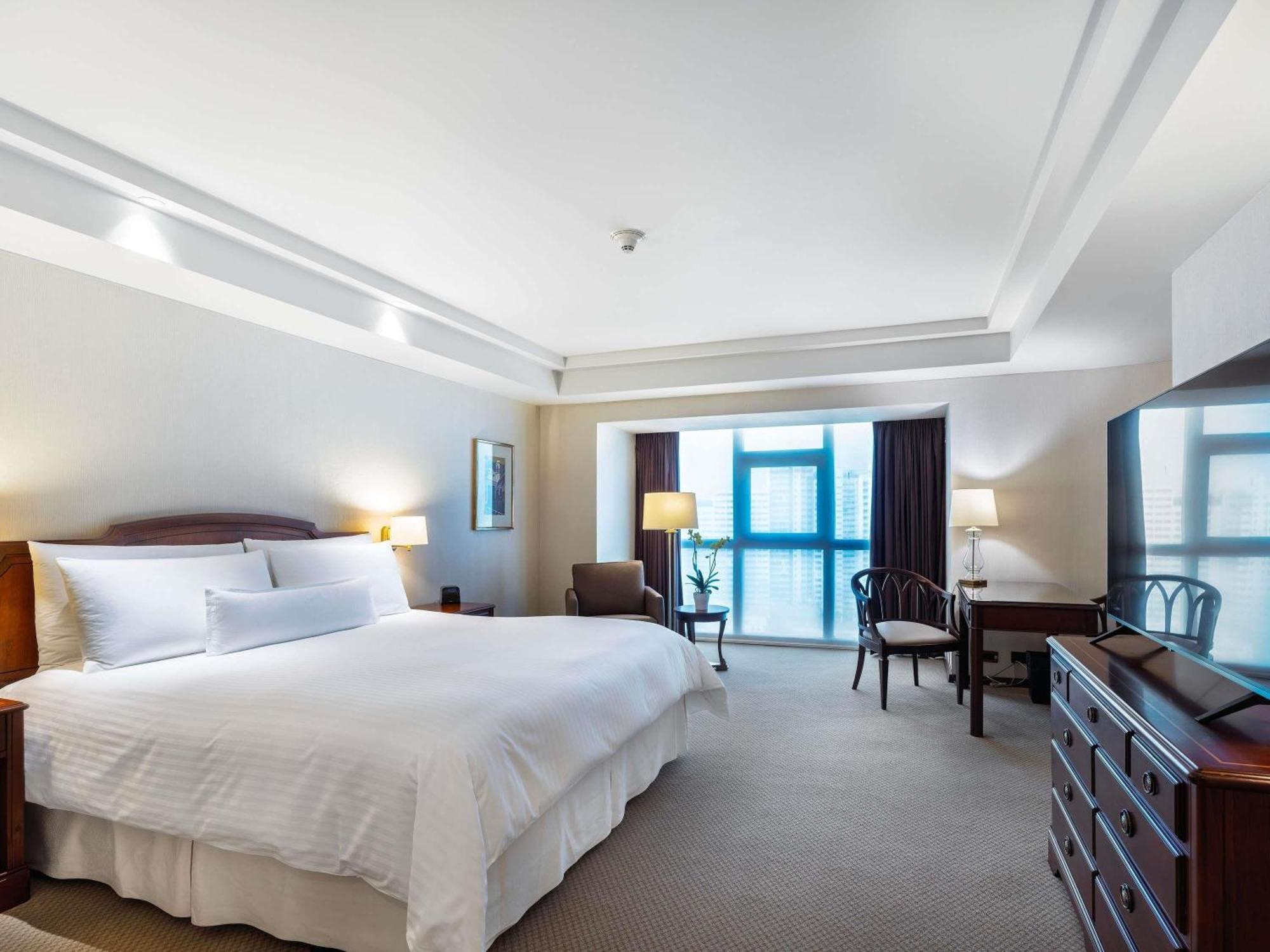 Swiss Advantage Room One King bed