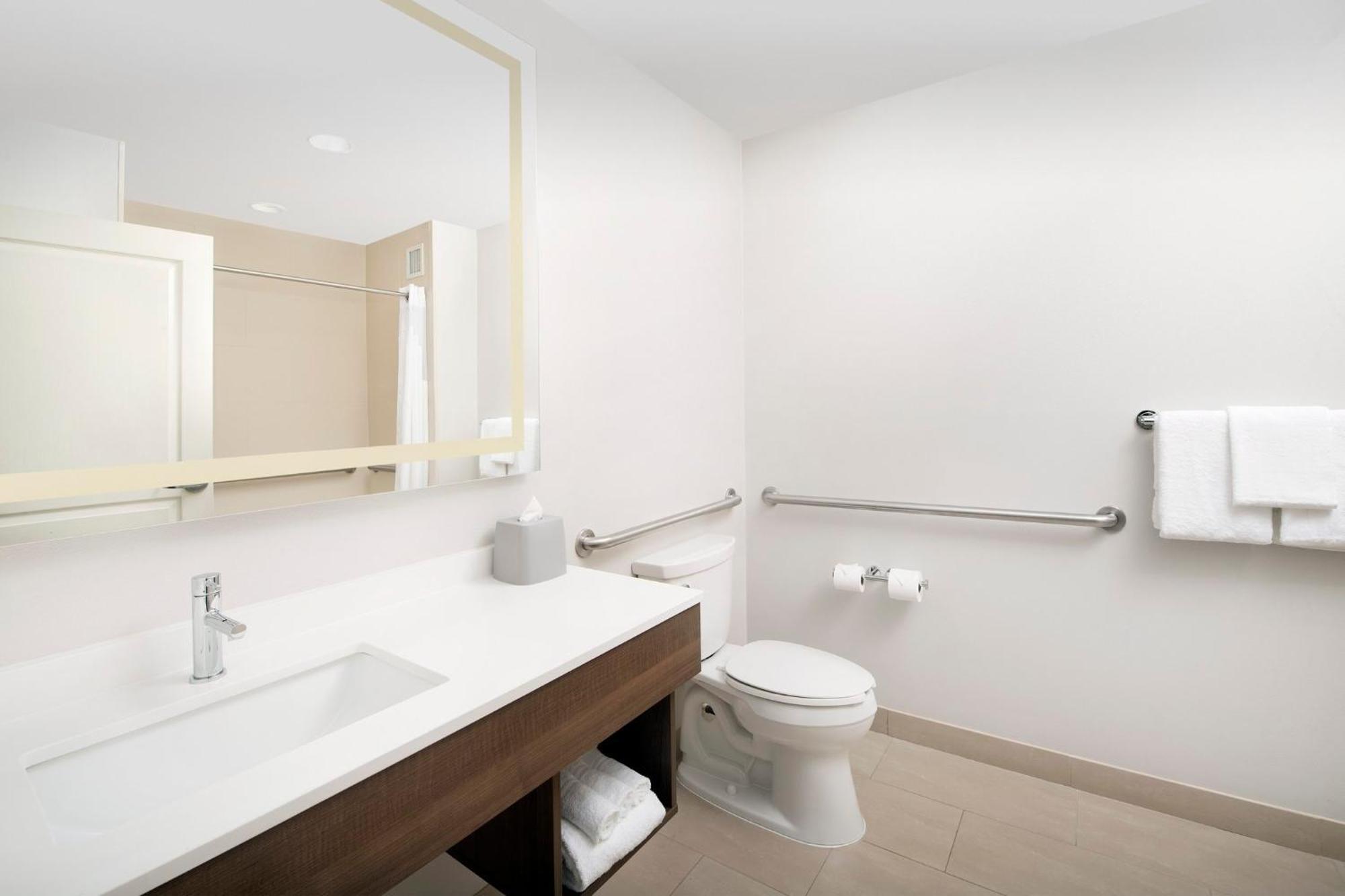 King Room Hearing Accessible Roll Shower