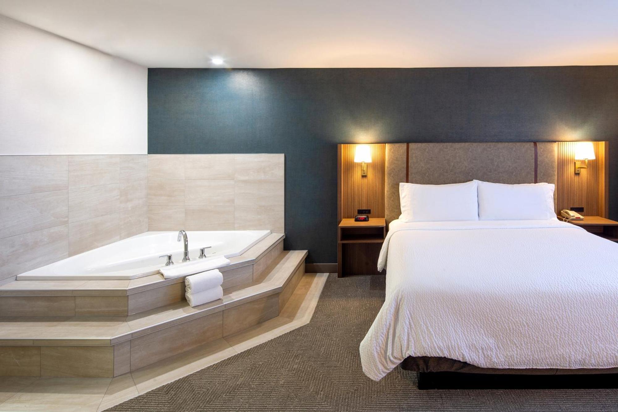 One-Bedroom King Suite Jetted Tub