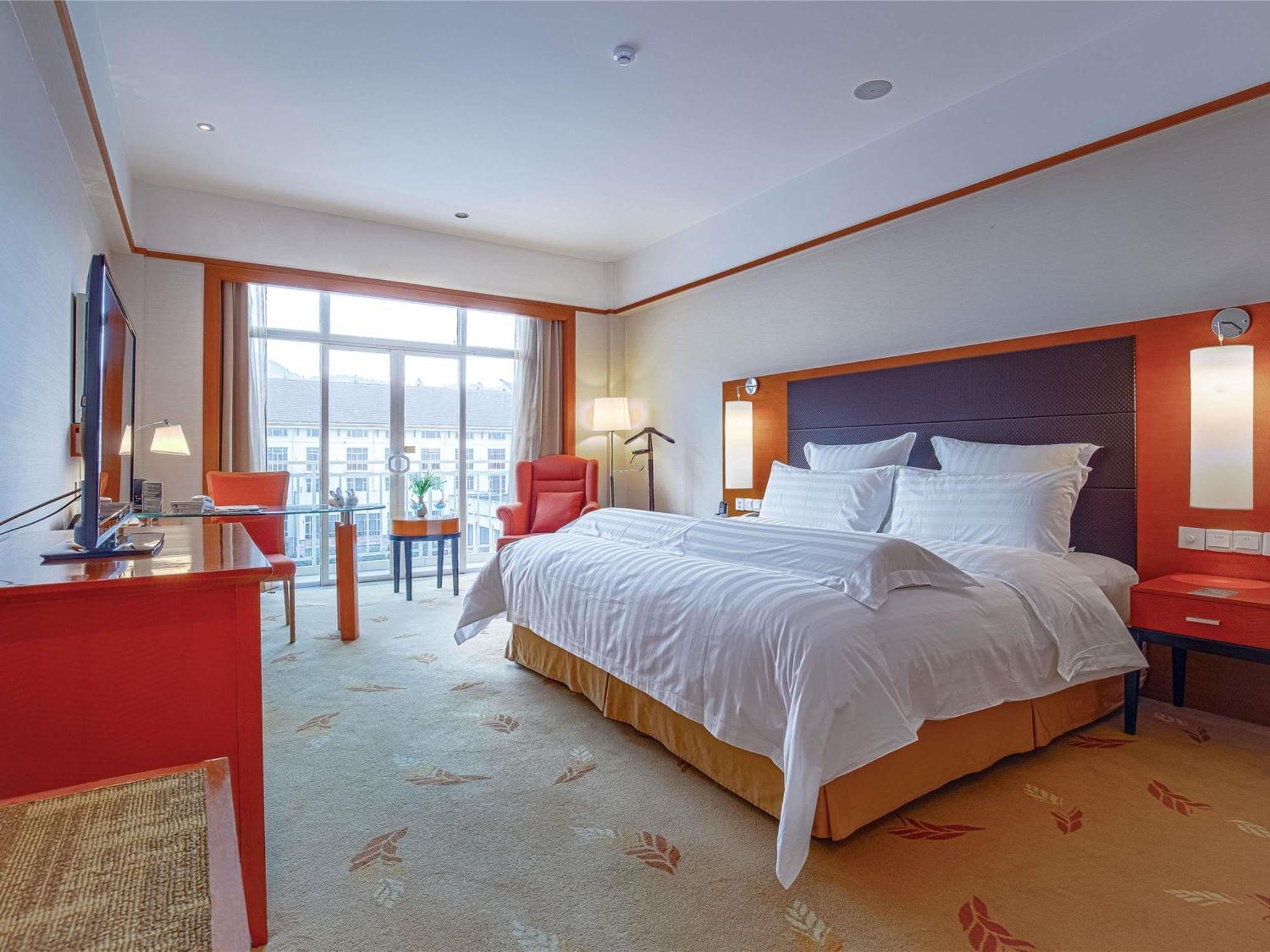 Deluxe Executive King Room Lounge Access