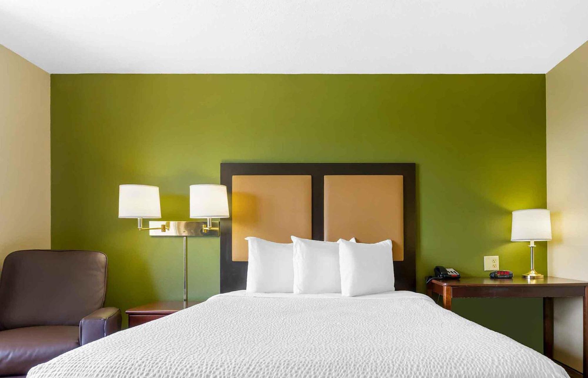 Queen studio 1 Queen Bed Disability Access or Non-Smoking