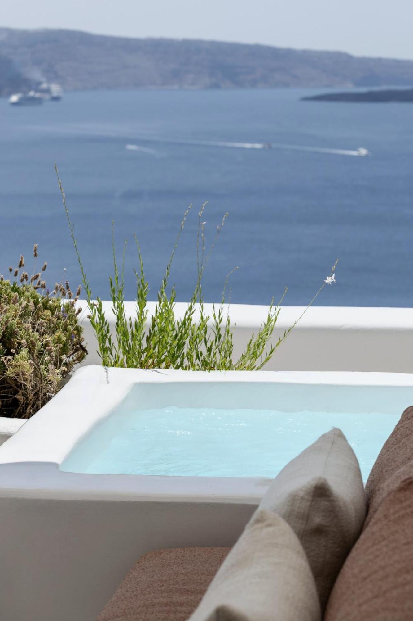 Senior Suite Plunge Pool Caldera sea view