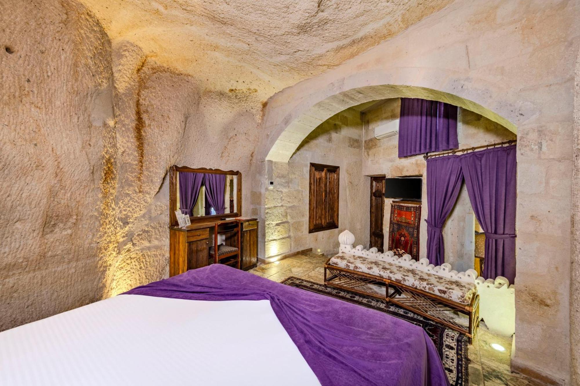 Cave Deluxe Double Room