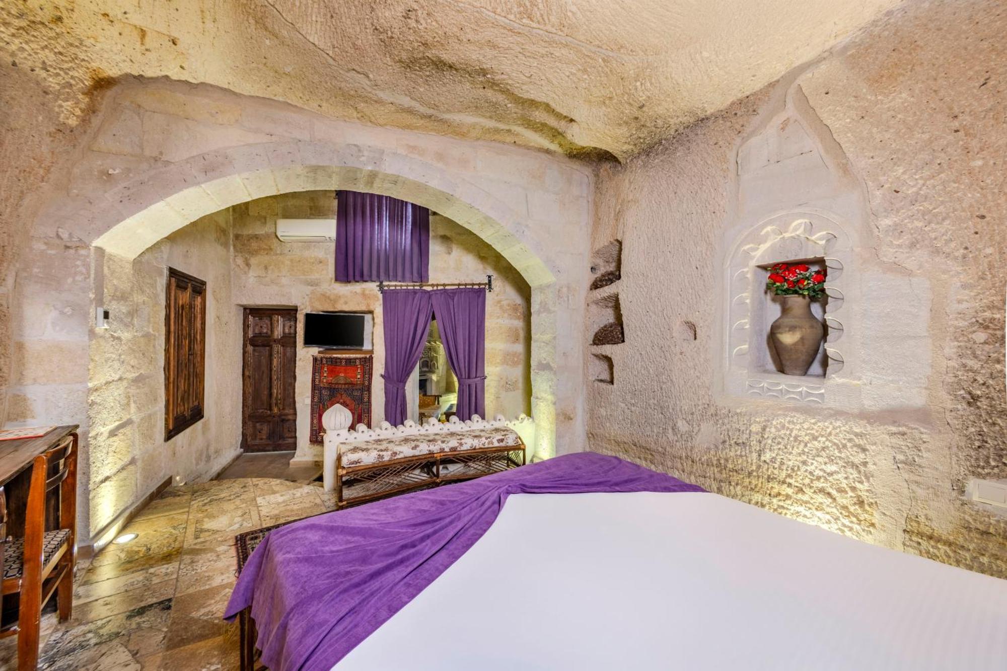 Cave Deluxe Double Room