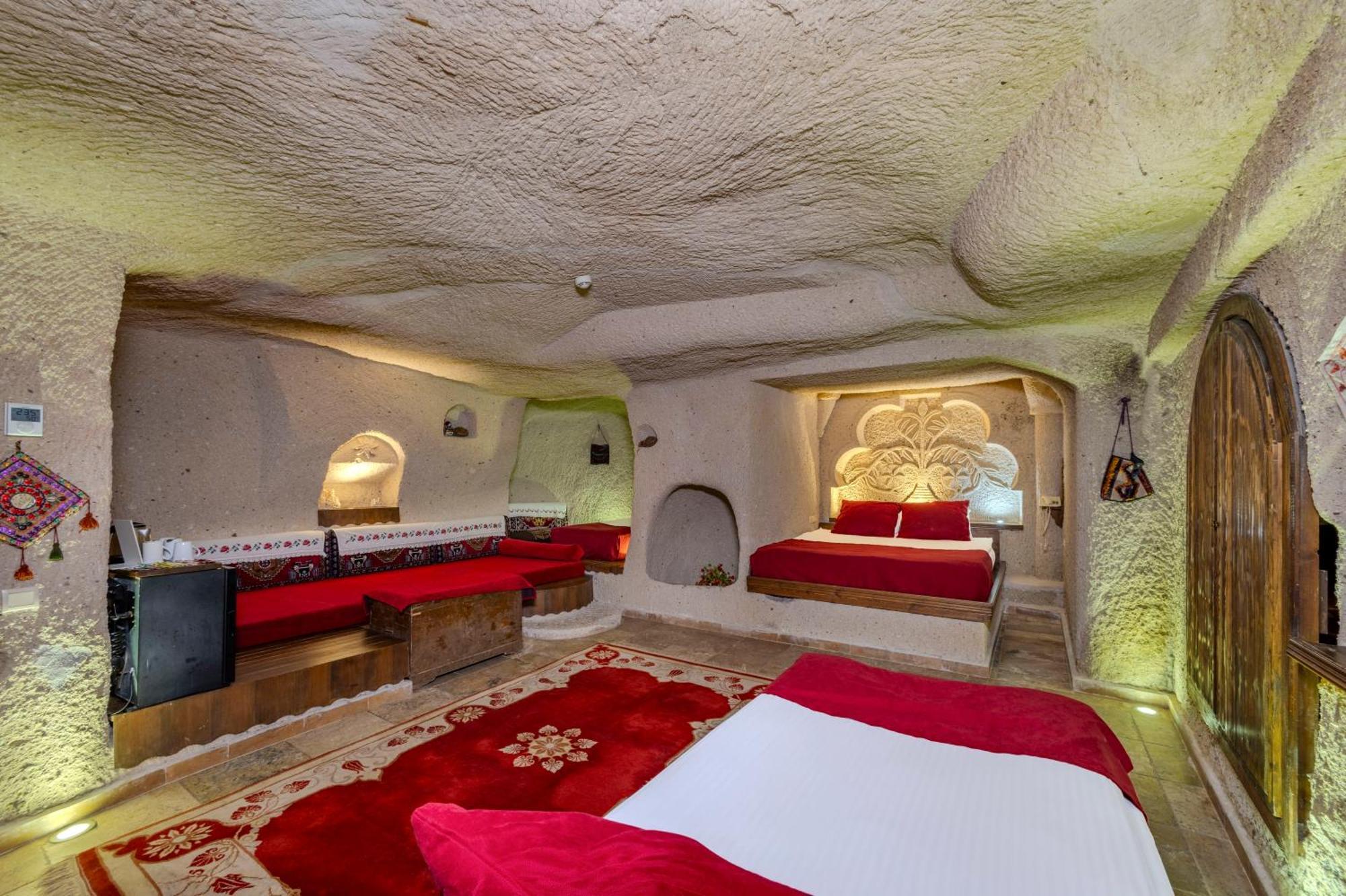 Deluxe Cave Family Suite
