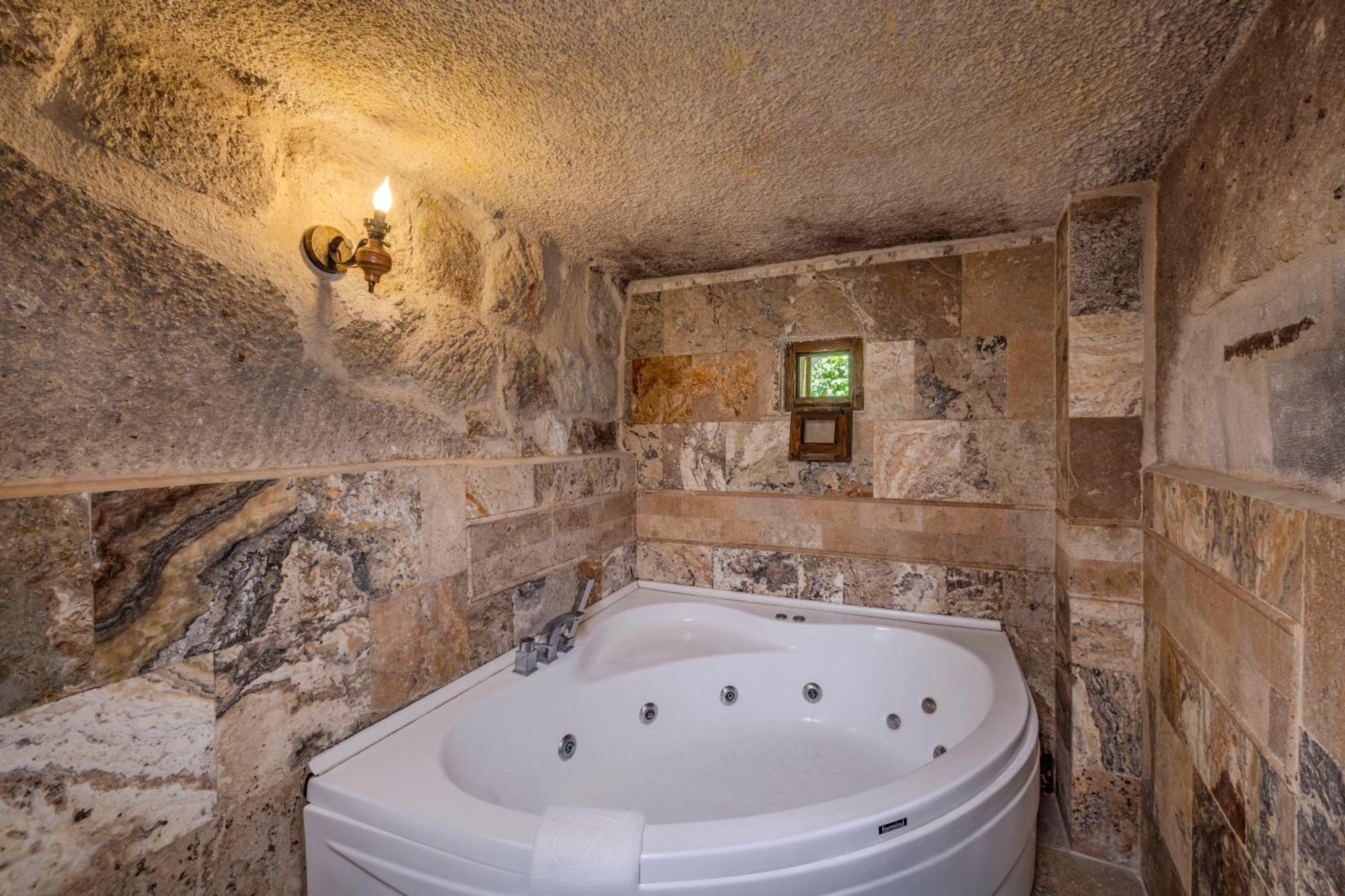 Deluxe Cave Family Suite