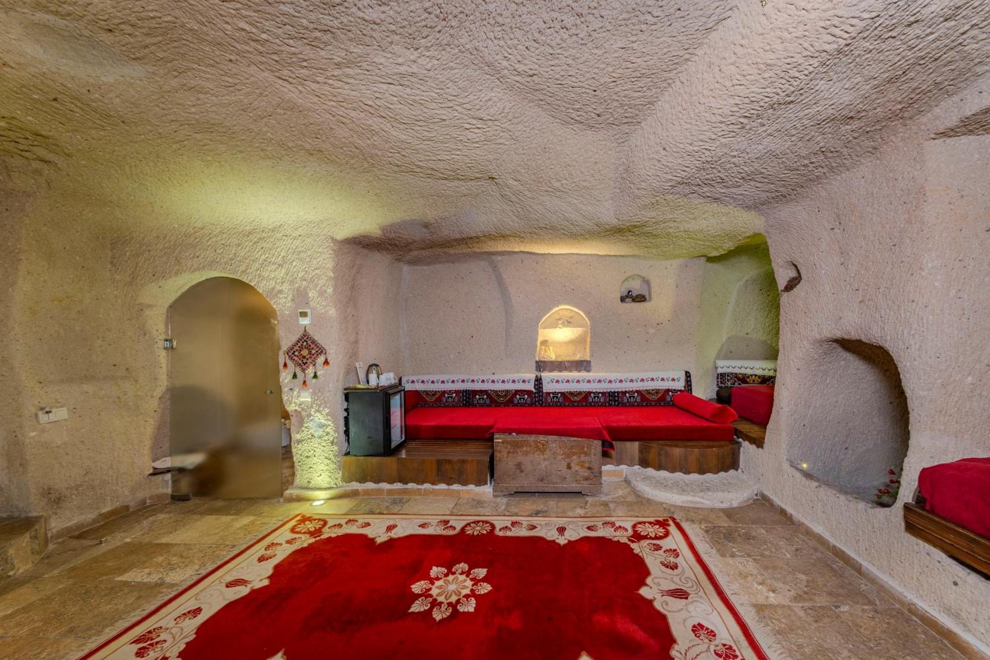 Deluxe Cave Family Suite
