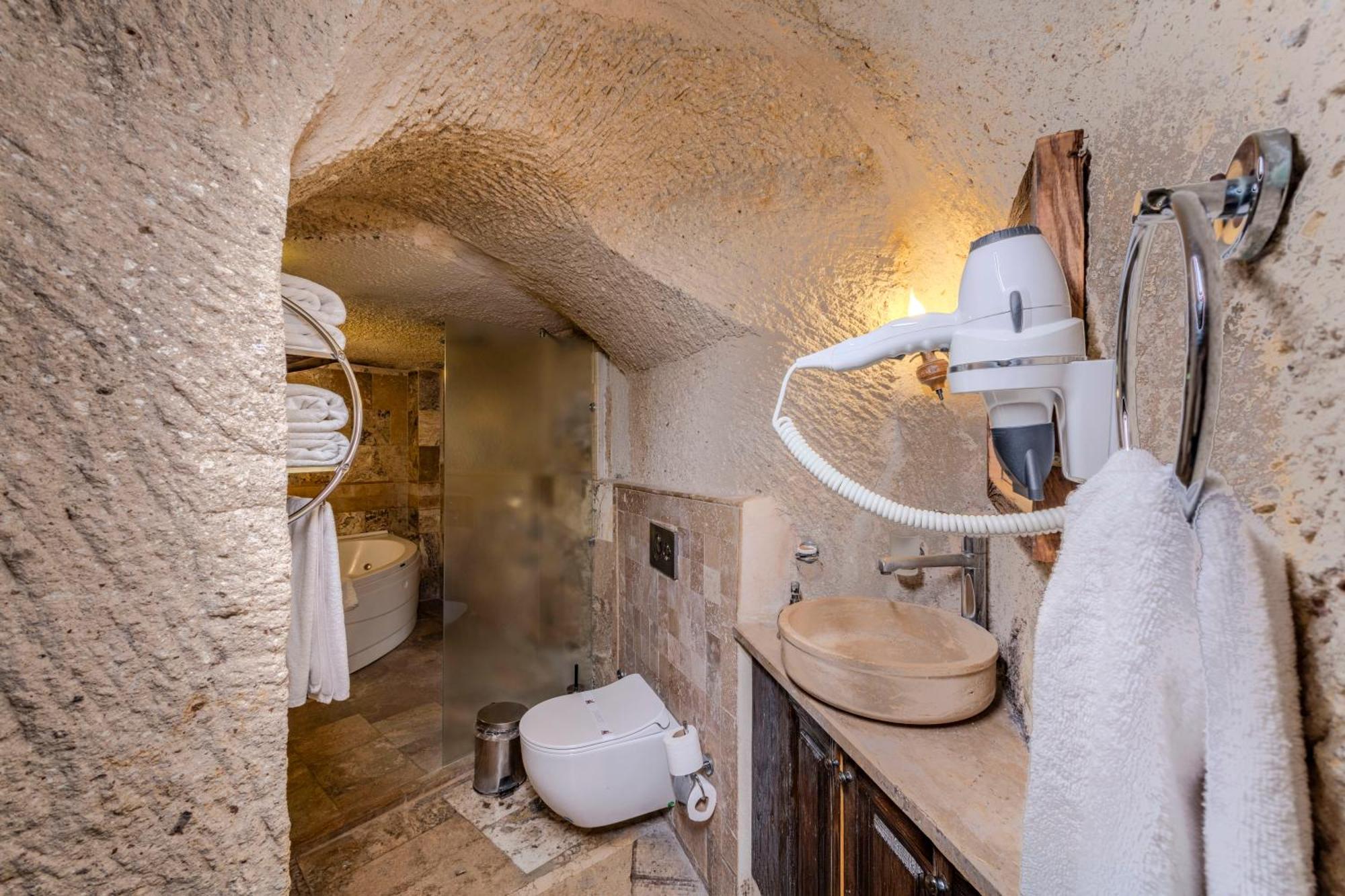 Deluxe Cave Family Suite