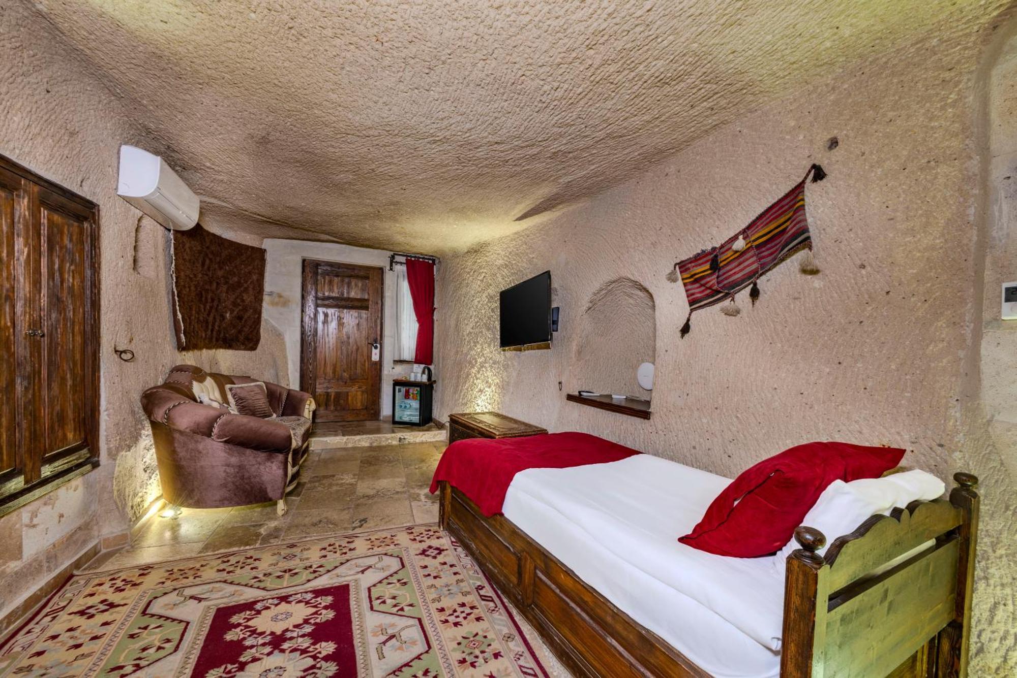 Deluxe Cave Family Suite