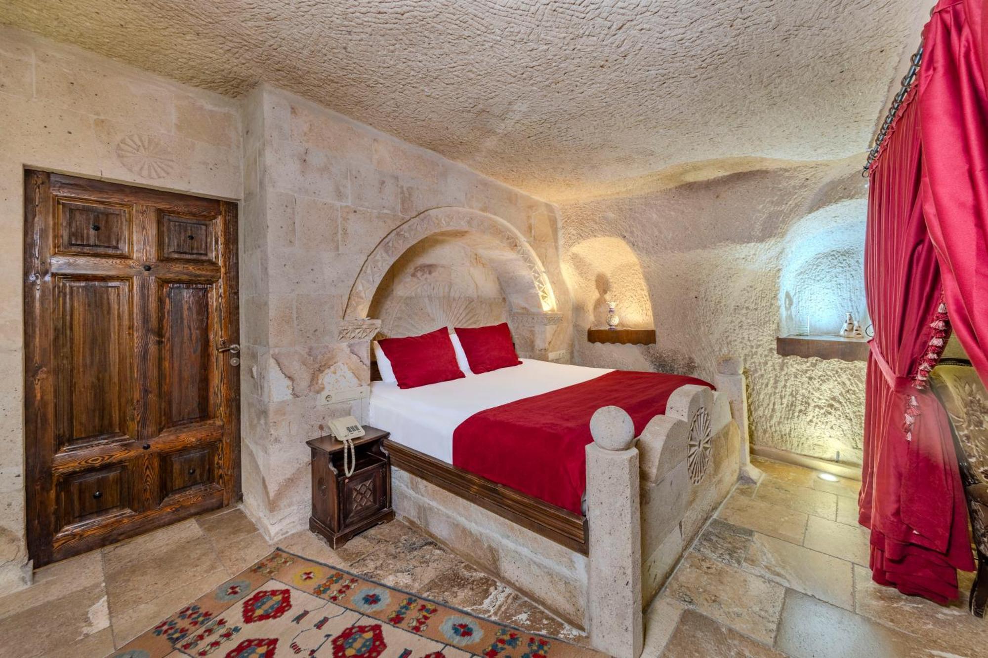 Deluxe Cave Family Suite