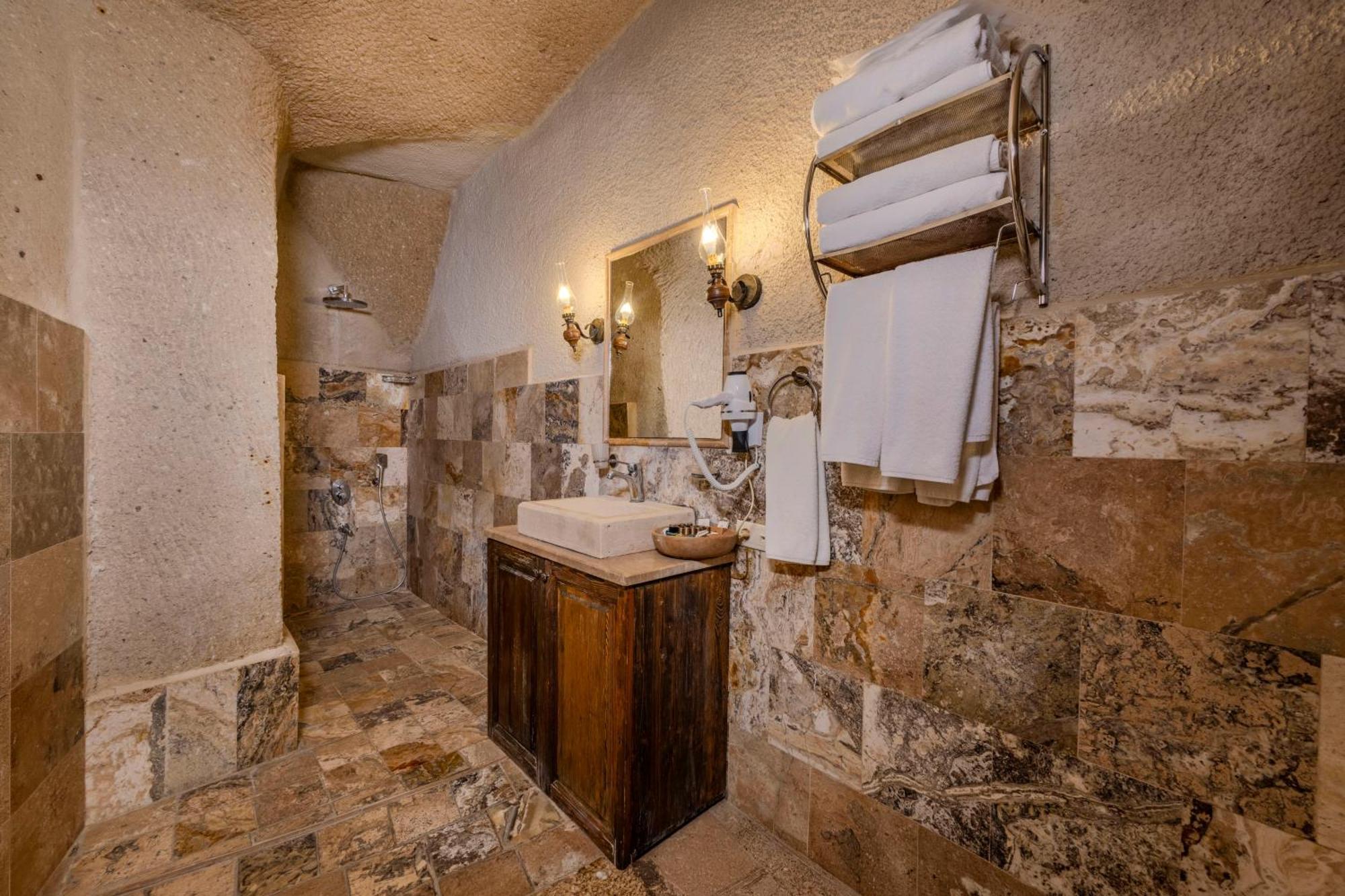Deluxe Cave Family Suite
