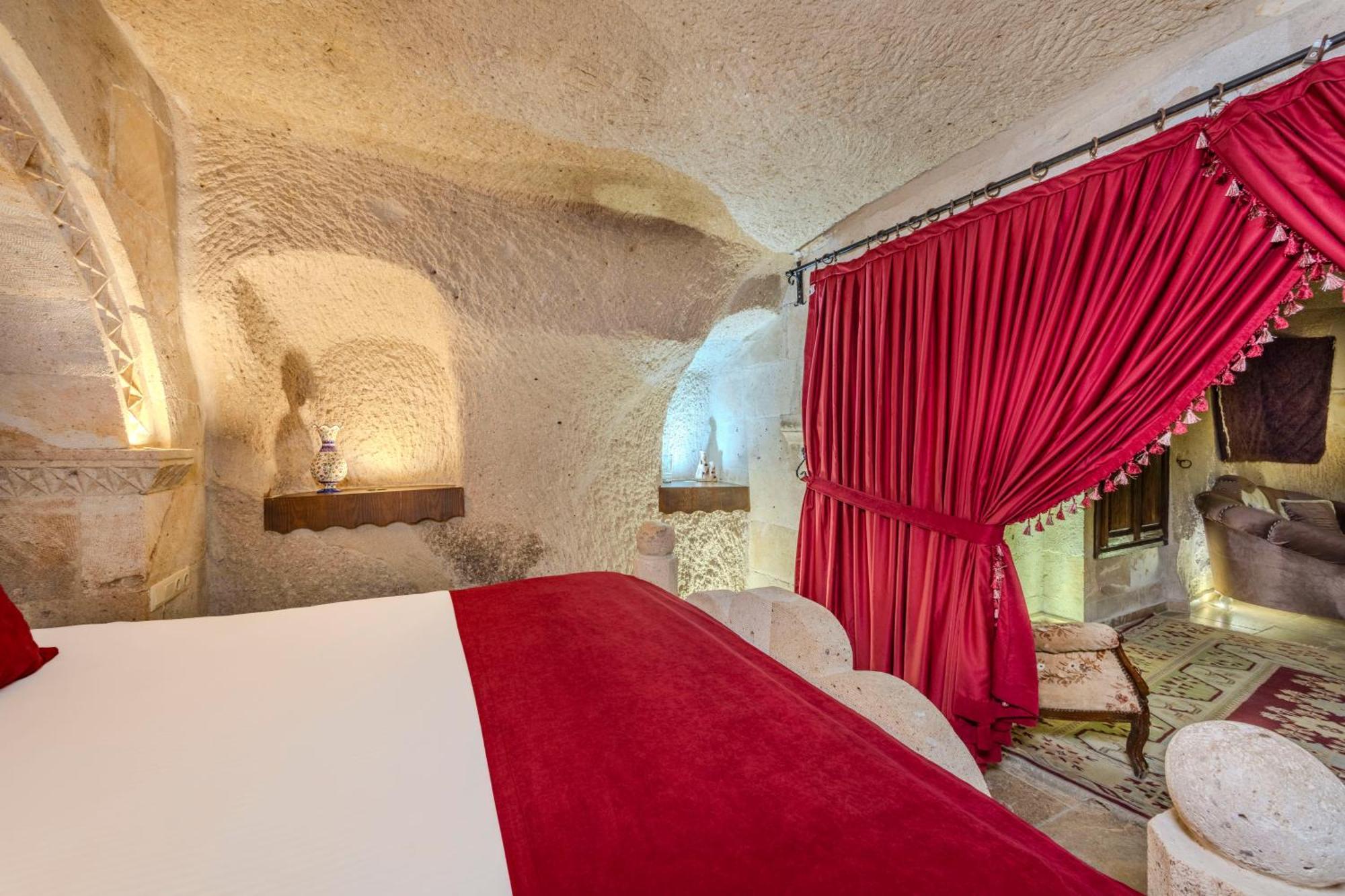 Deluxe Cave Family Suite