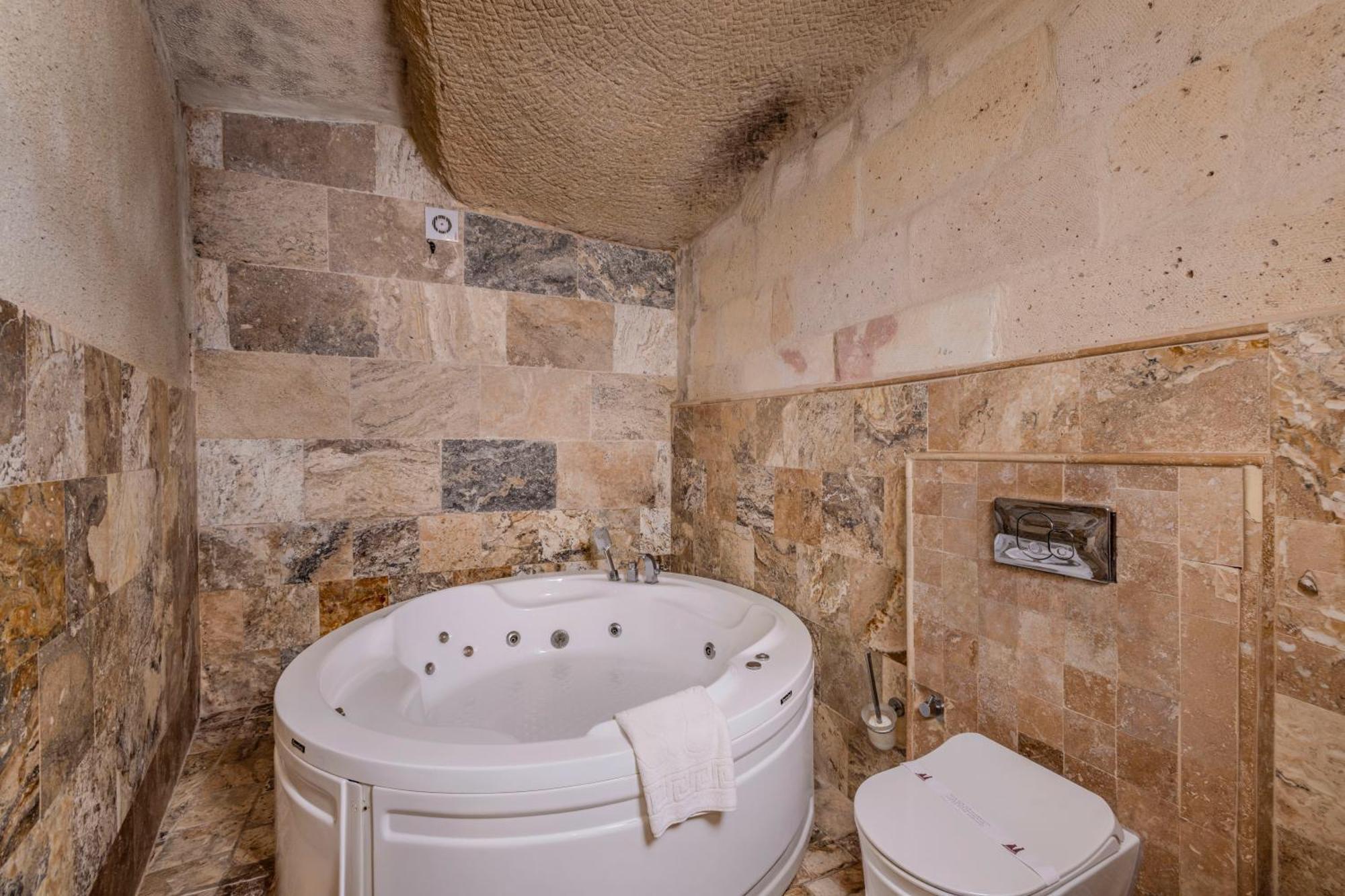 Deluxe Cave Family Suite