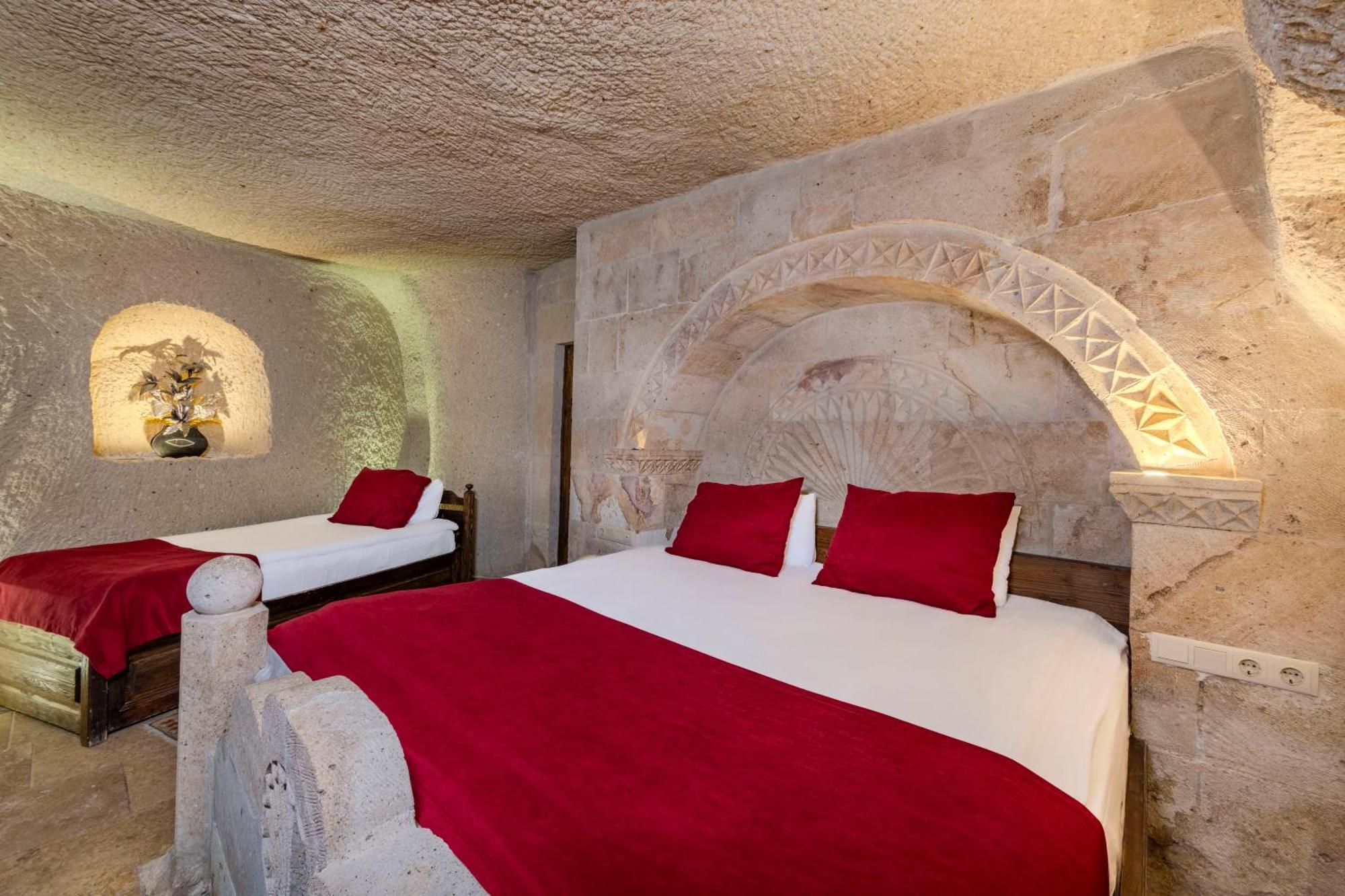 Deluxe Cave Family Suite