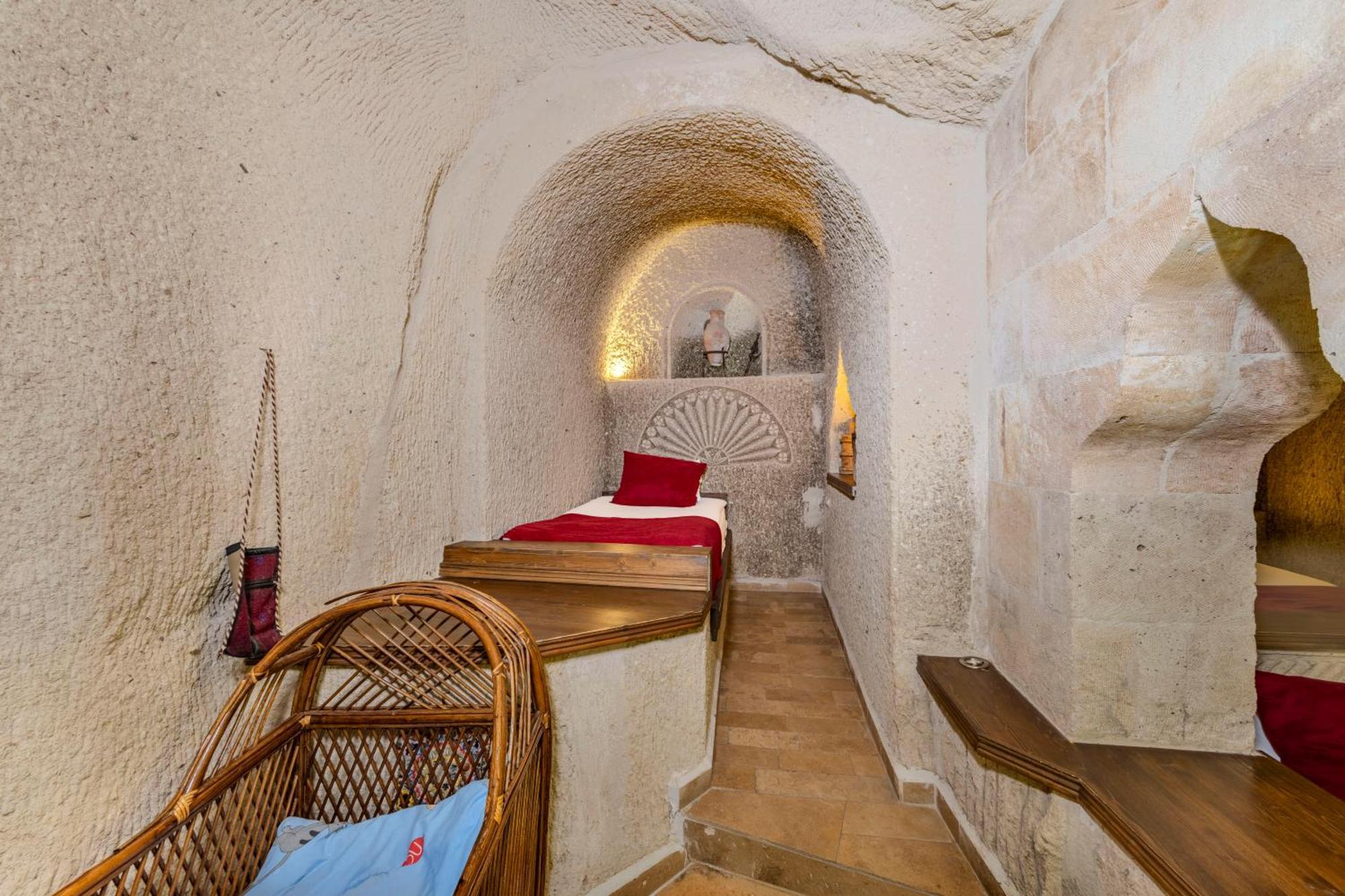 Deluxe Cave Family Suite