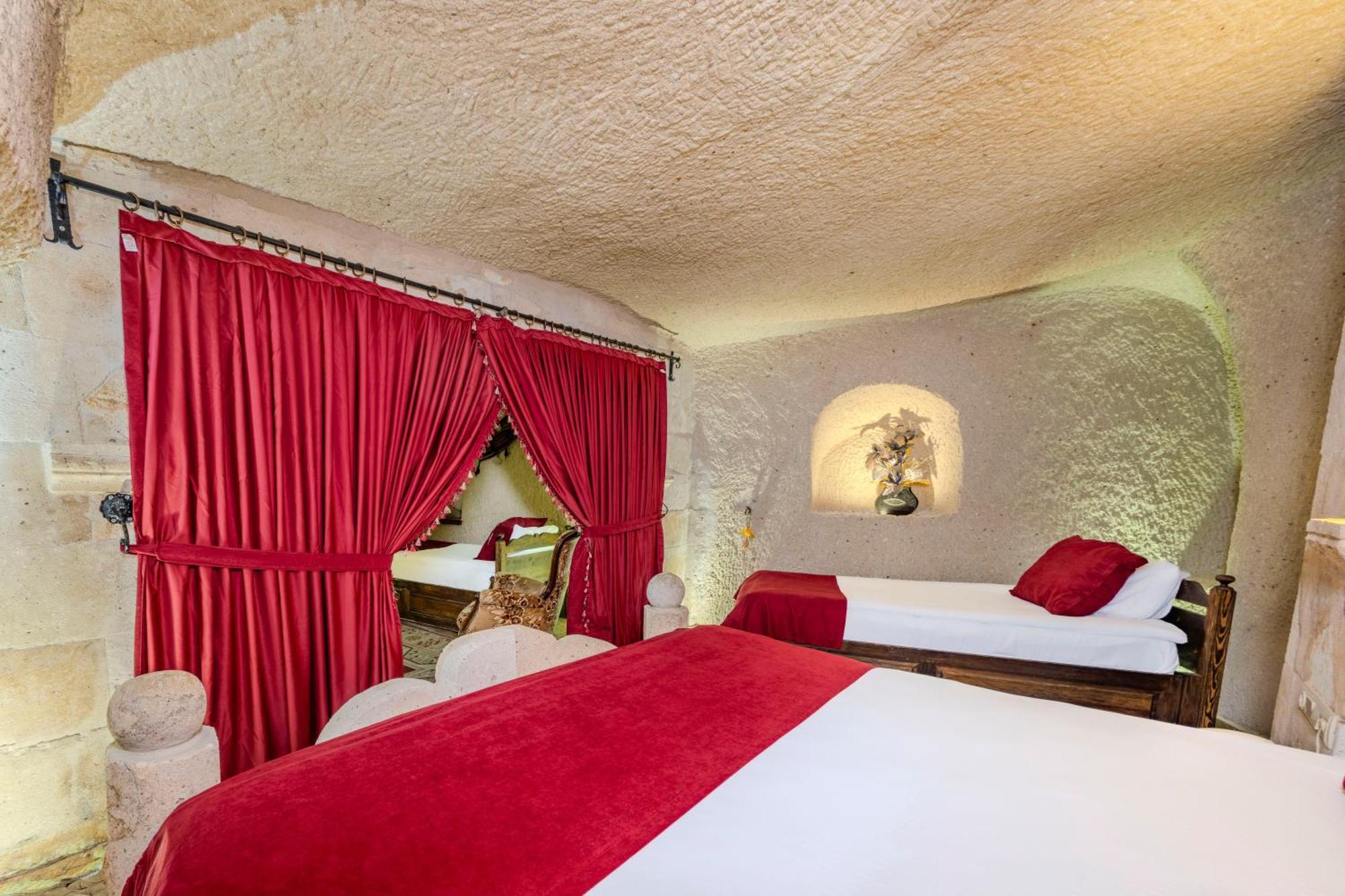 Deluxe Cave Family Suite