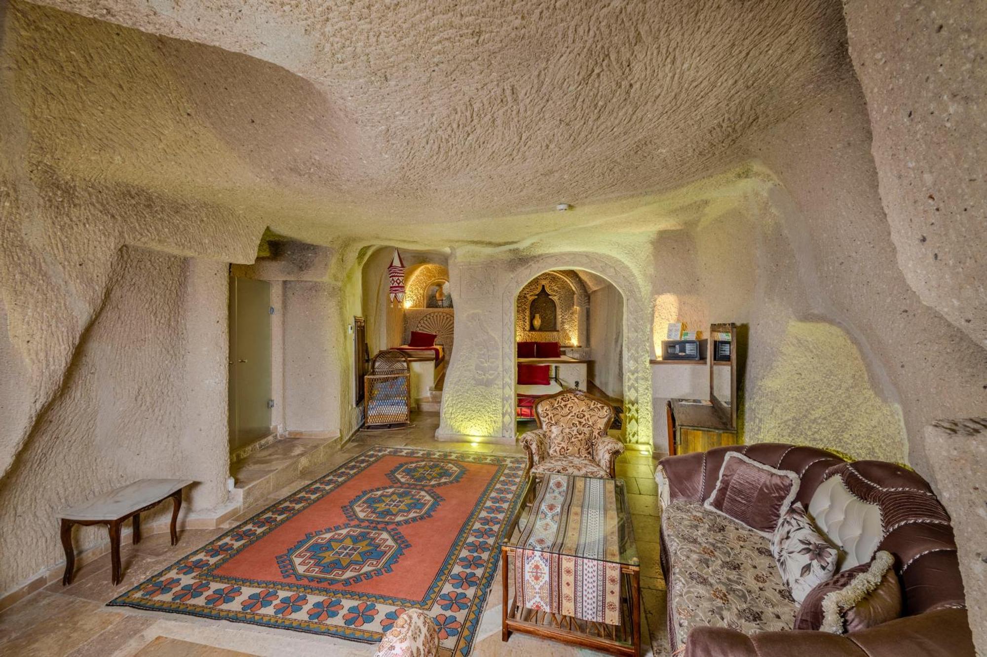 Deluxe Cave Family Suite