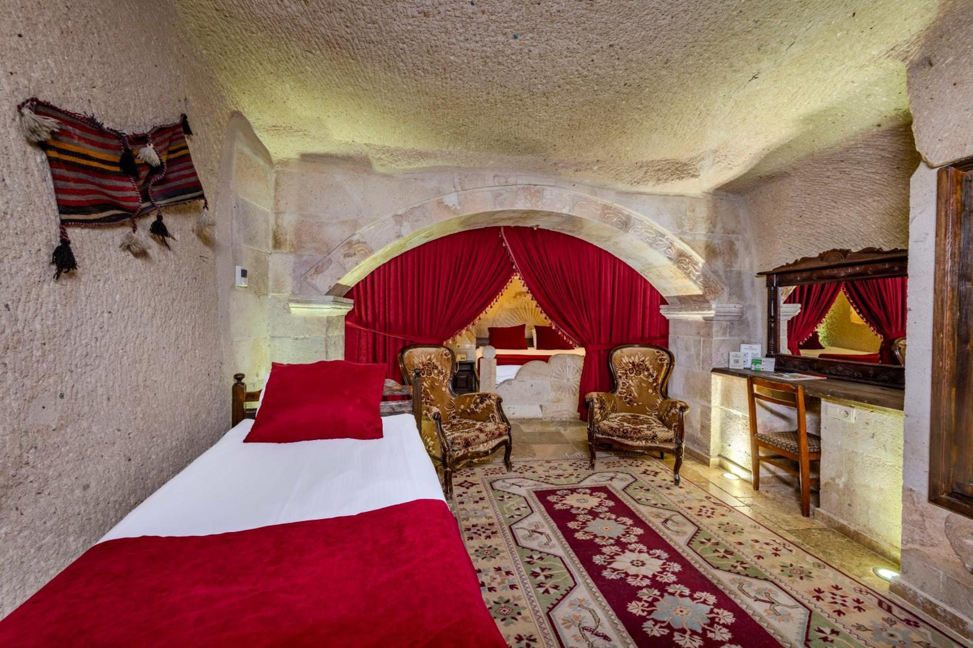 Deluxe Cave Family Suite