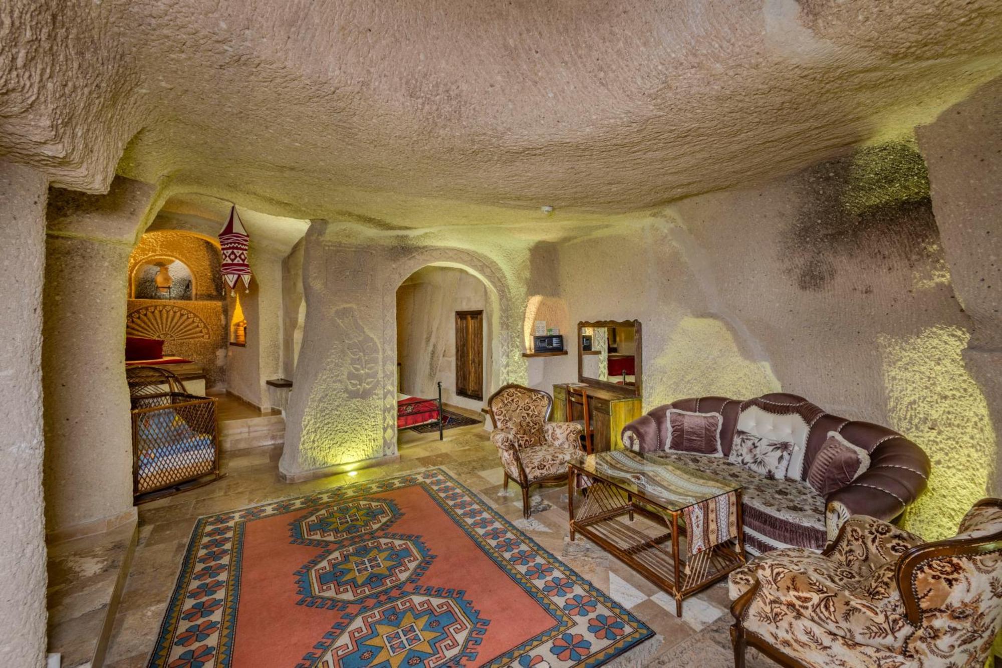Deluxe Cave Family Suite