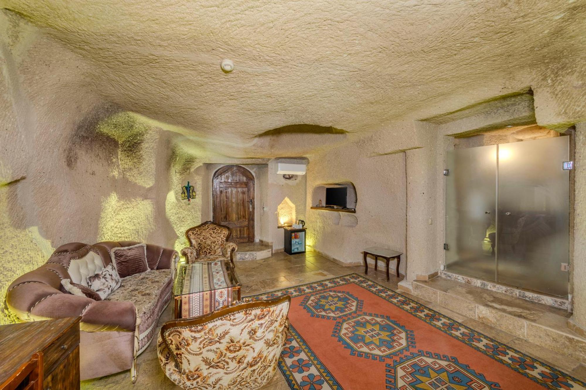Deluxe Cave Family Suite