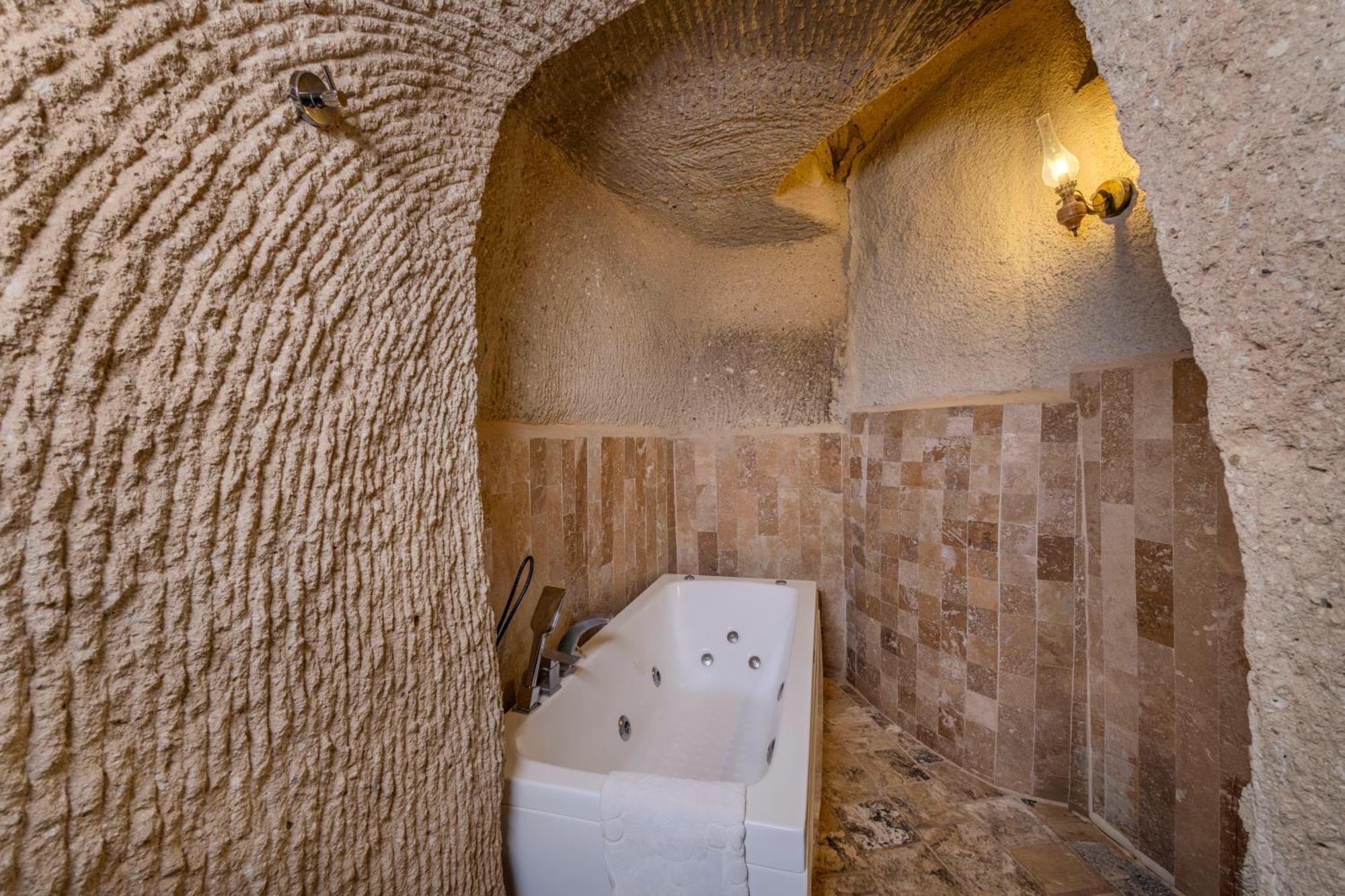 Deluxe Cave Family Suite