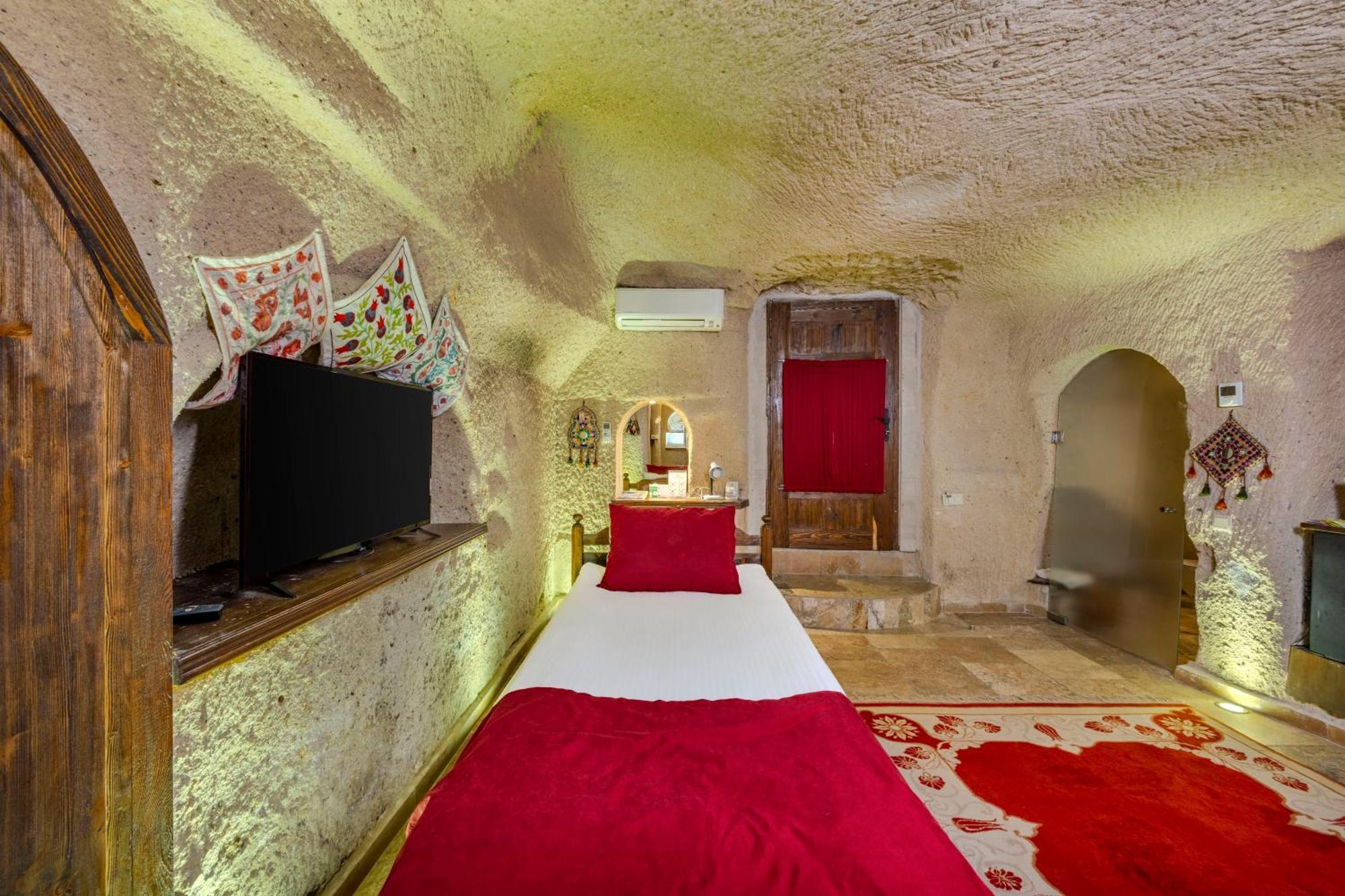 Deluxe Cave Family Suite