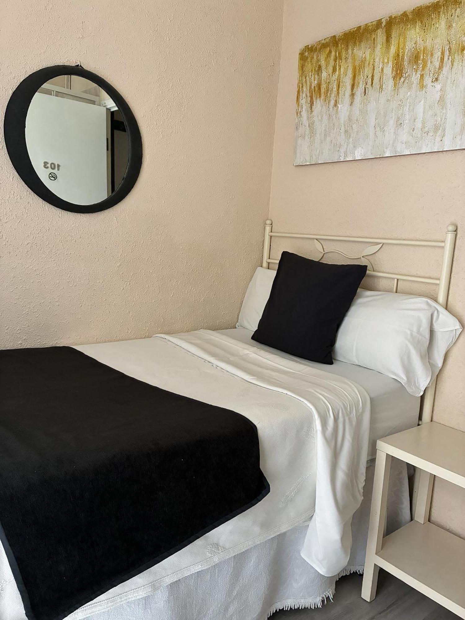 Camera Singola con Doccia e Bagno in Comune