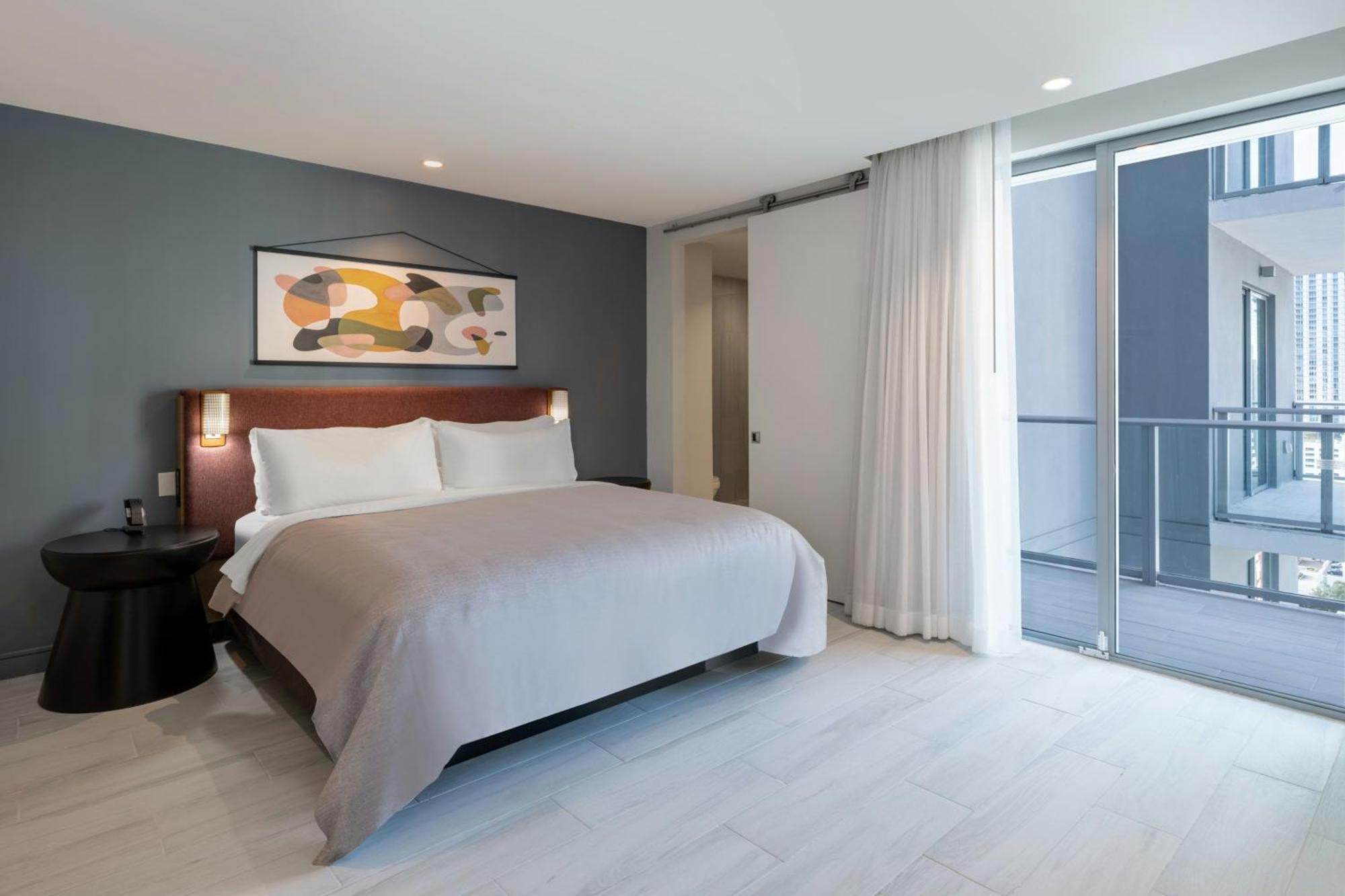 Suite de 1 dormitorio con balcón - 1 cama grande