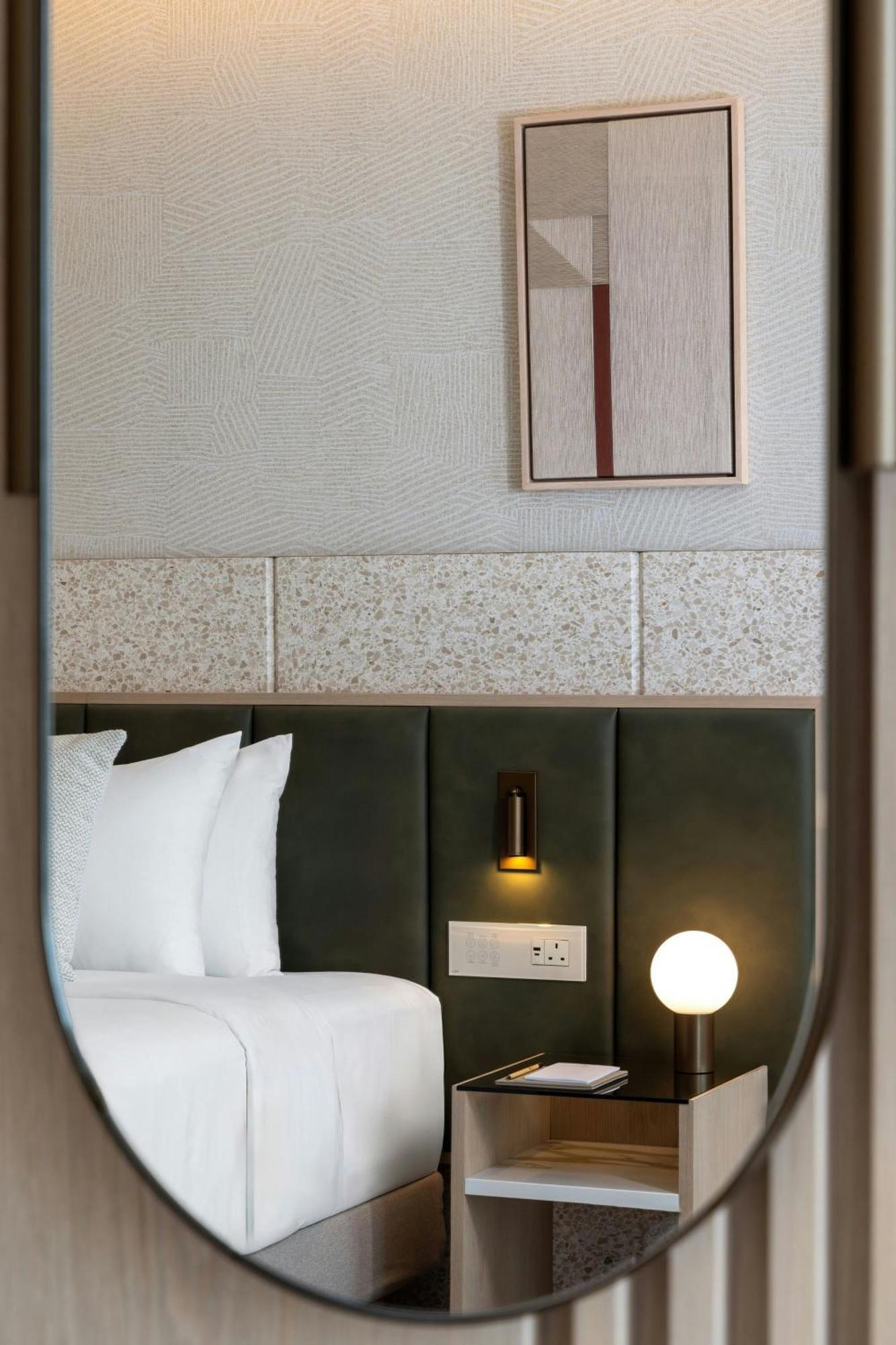 Comfort Twin Skyline Guest room Balcony