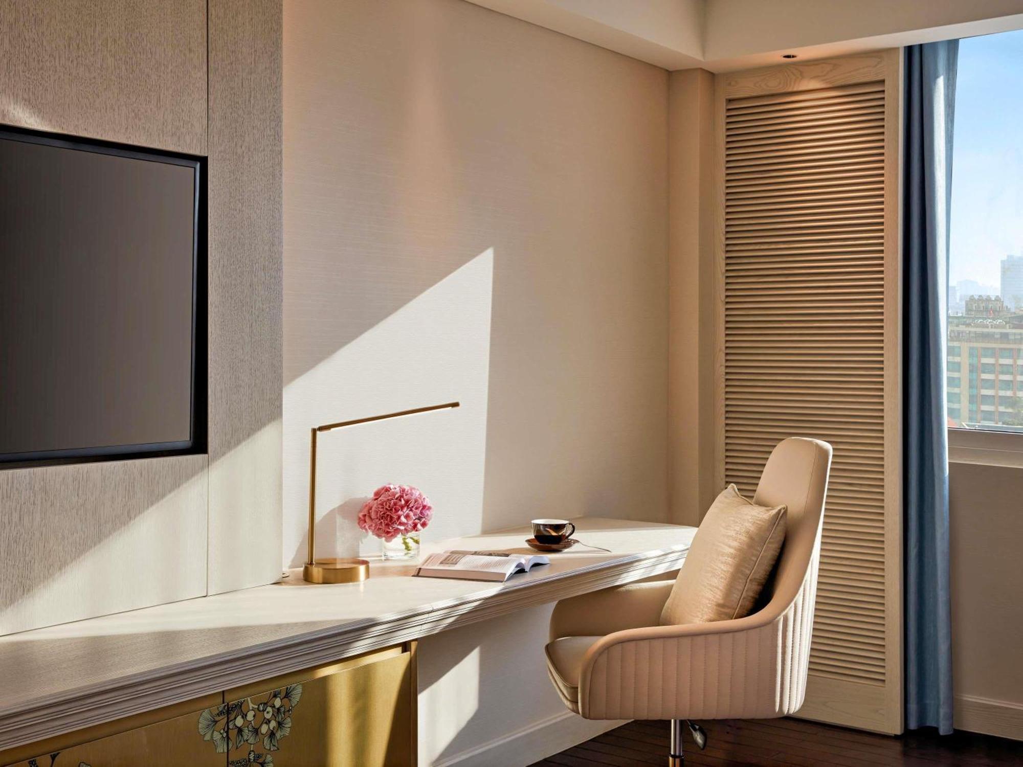 Executive King Room Lounge Access High Floor Complimentary daily chocolate hour 5-6pm
