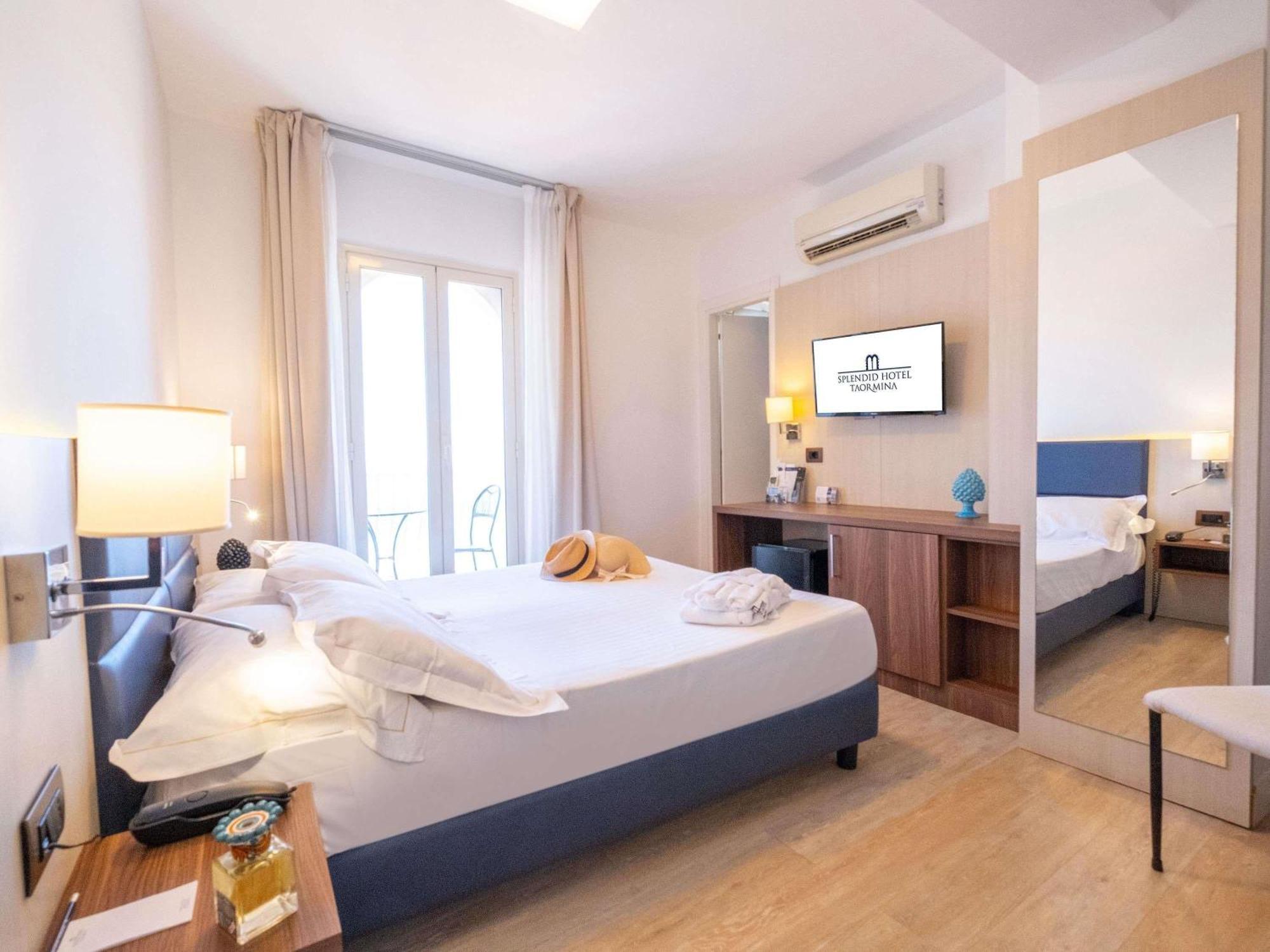 Classic Queen Room Side Sea View