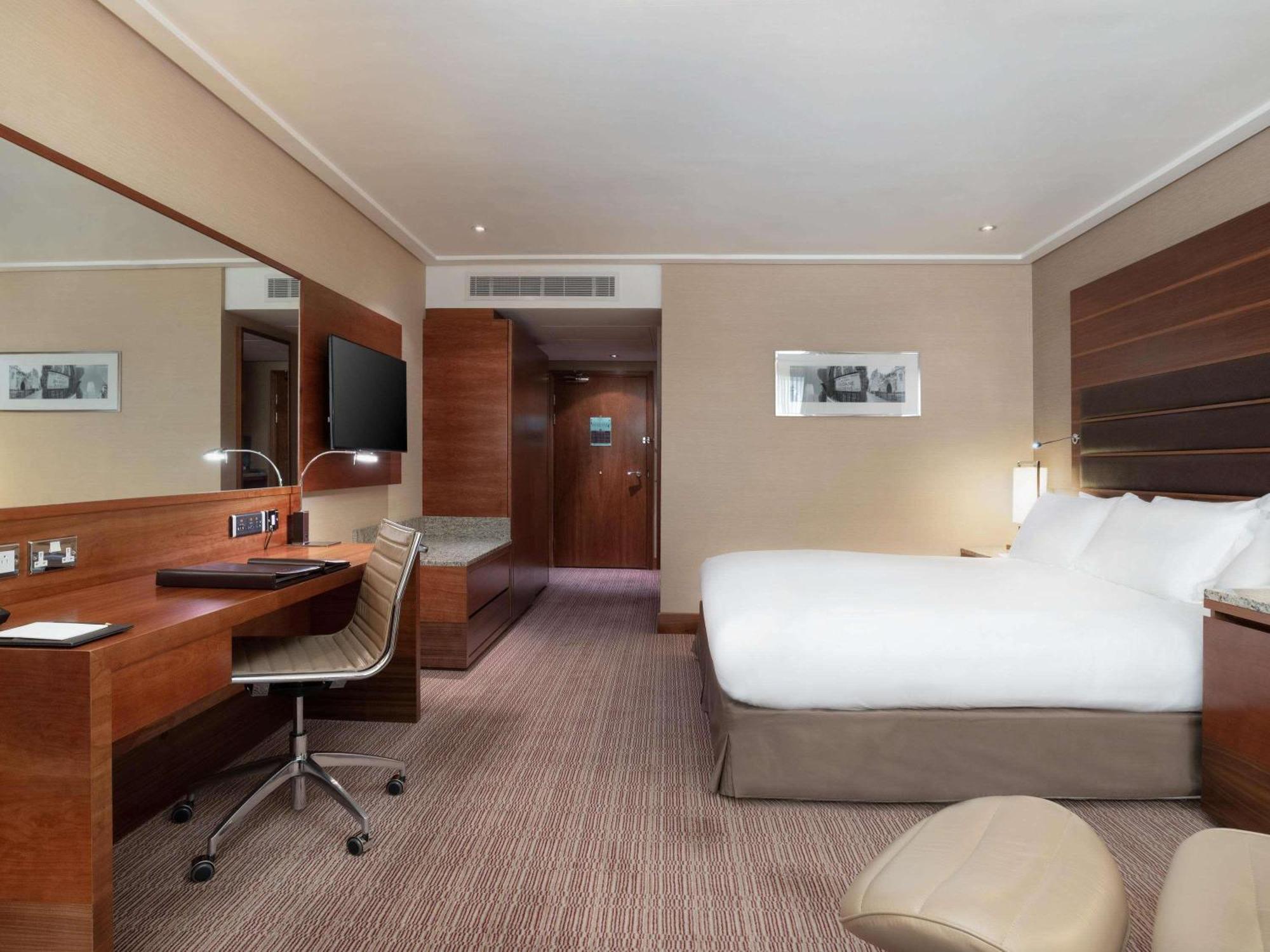Classic Queen Room Accessible