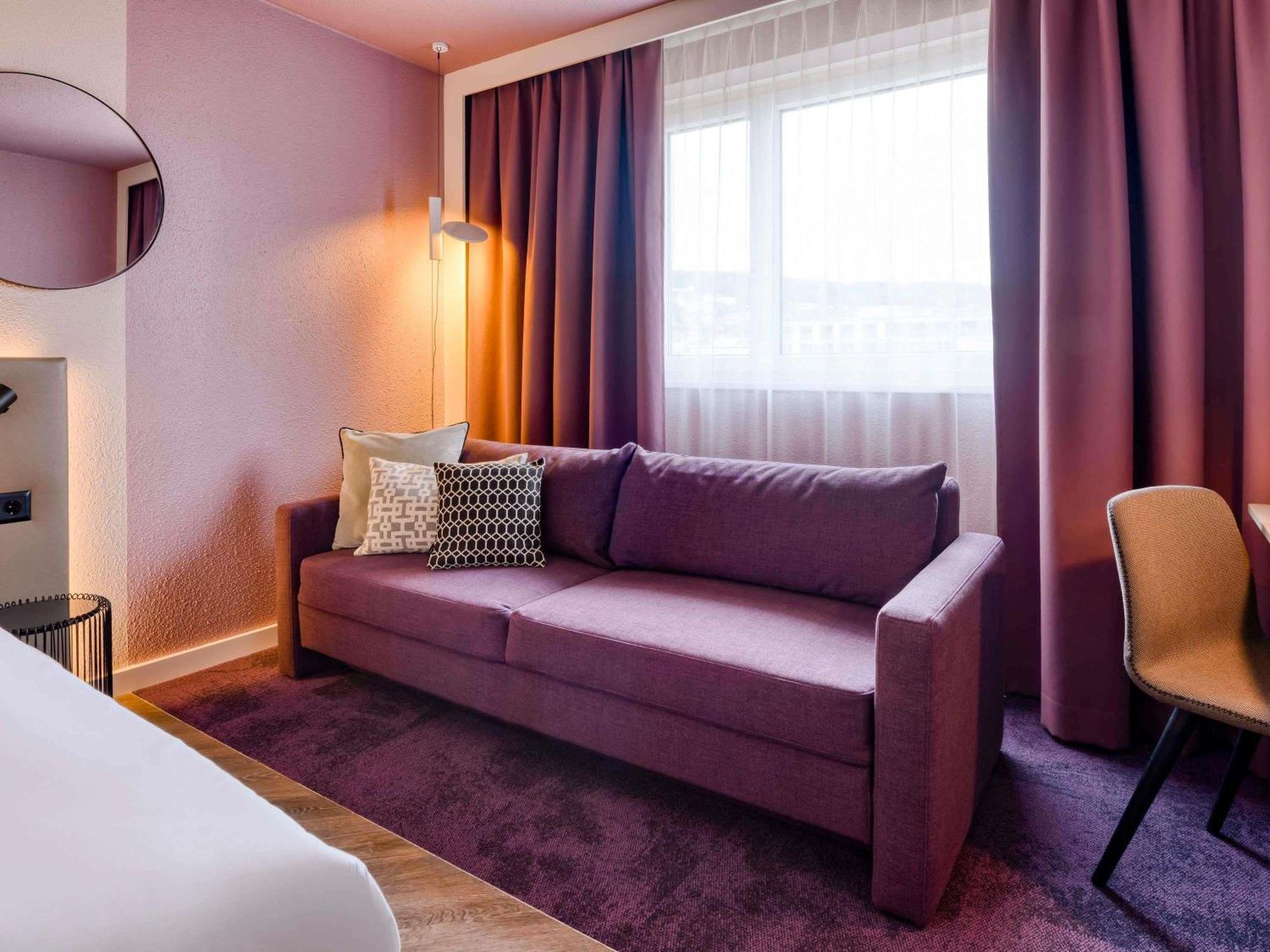 Executive Room 1 Queen Bed Sofa