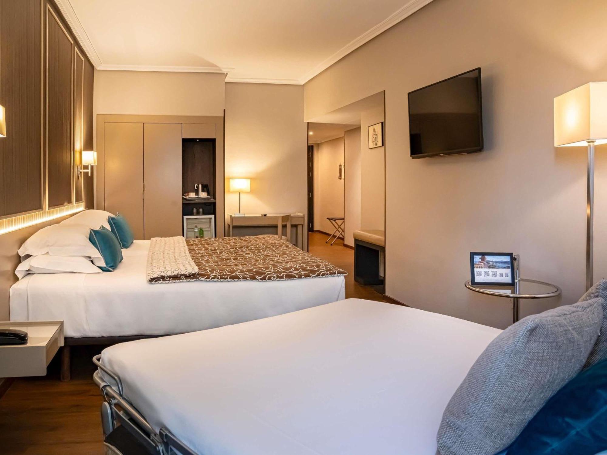Standard Zweibettzimmer mit Sofa und Bergblick