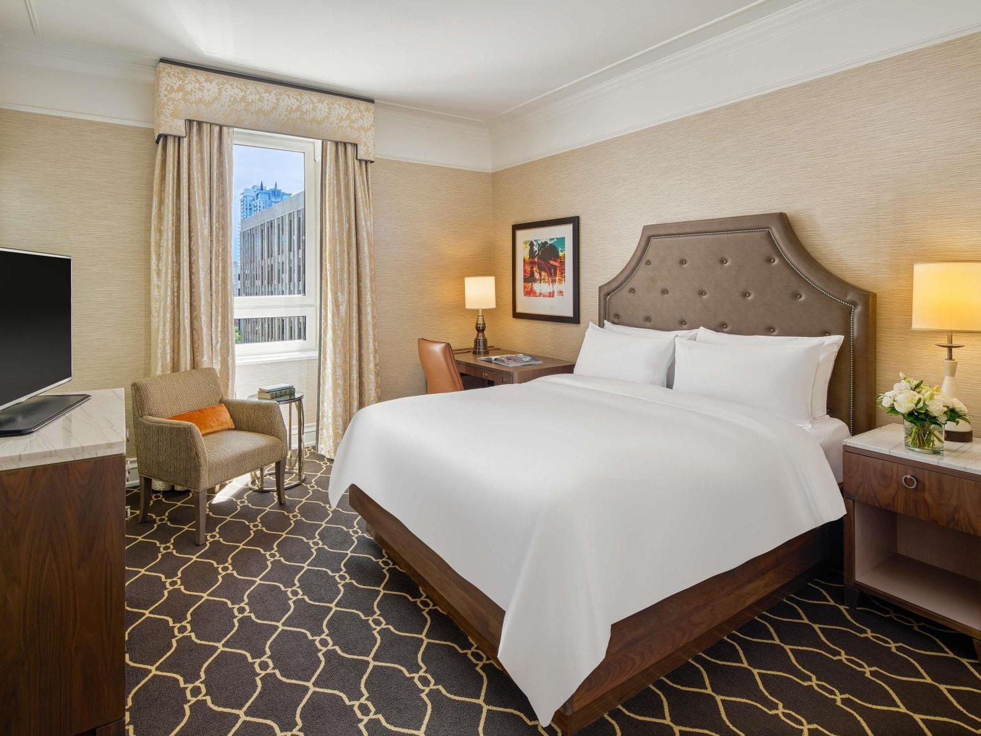 Deluxe Zimmer mit Kingsize-Bett und Blick auf die Stadt oder den Innenhof